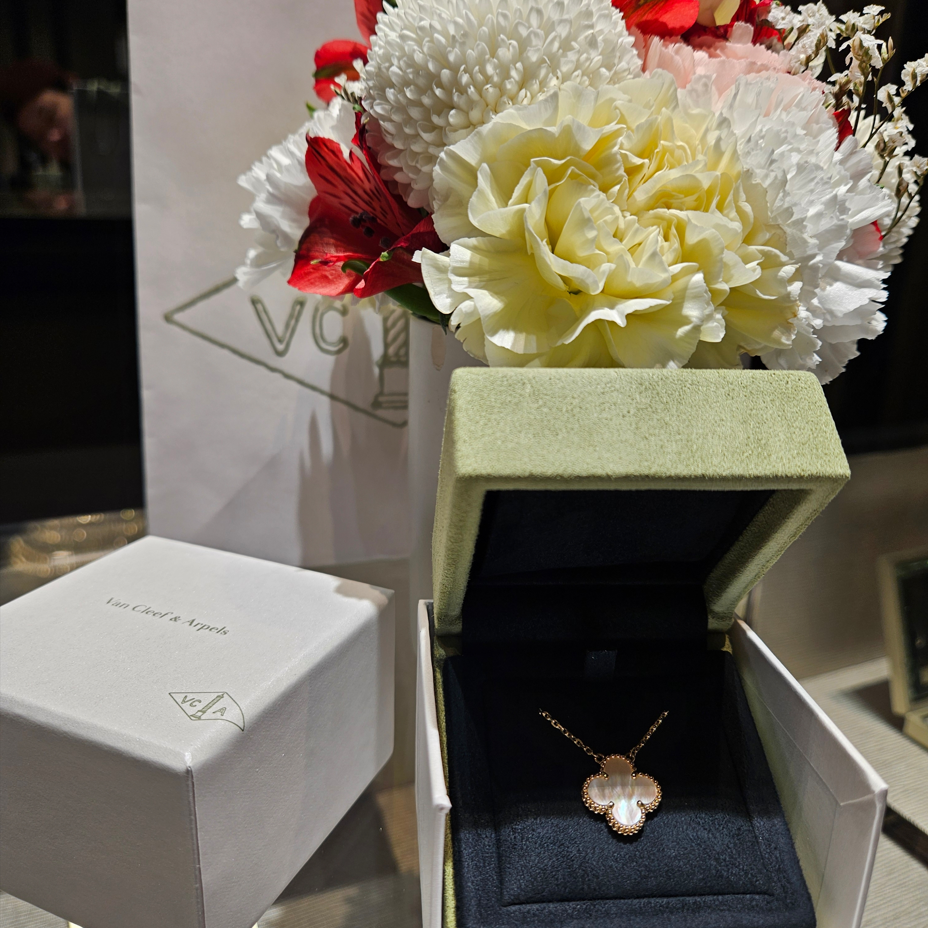(W) Van Cleef & Arpels Vintage Alhambra Pendant Yellow Gold Mother of Pearl 착용 스타일 - 2