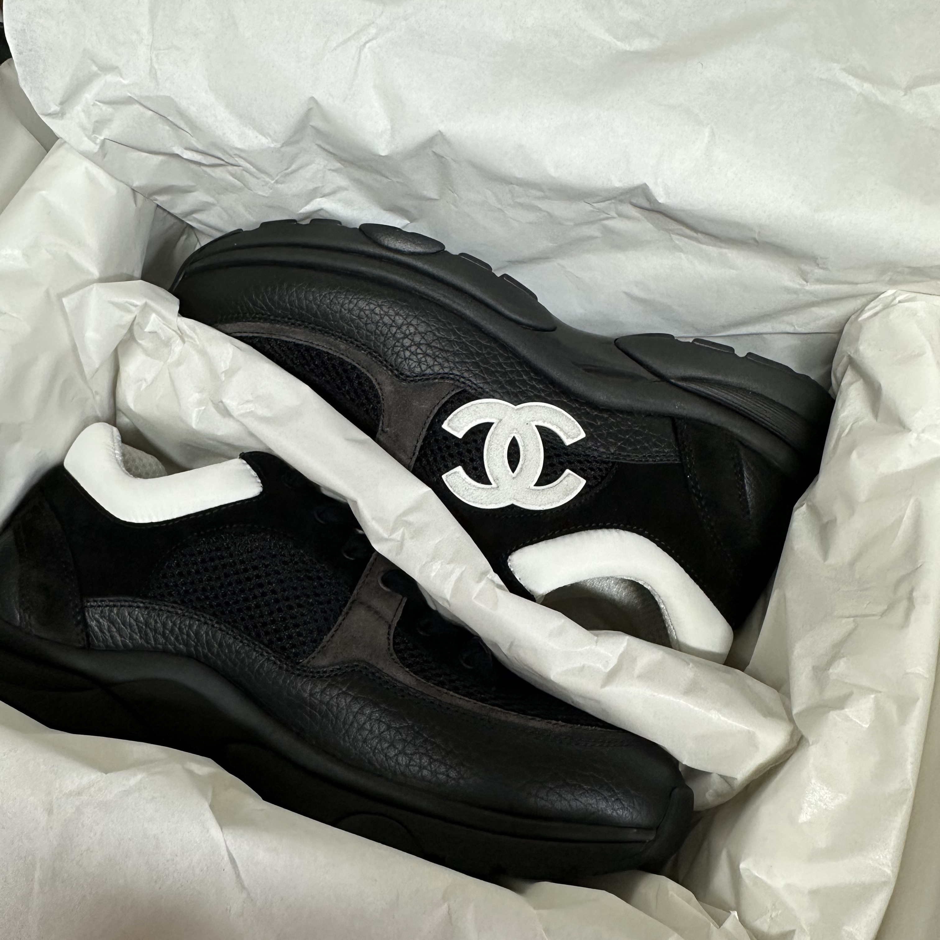 (W) Chanel Sneakers Mesh Suede Calfskin & Black White 착용 스타일 - 2