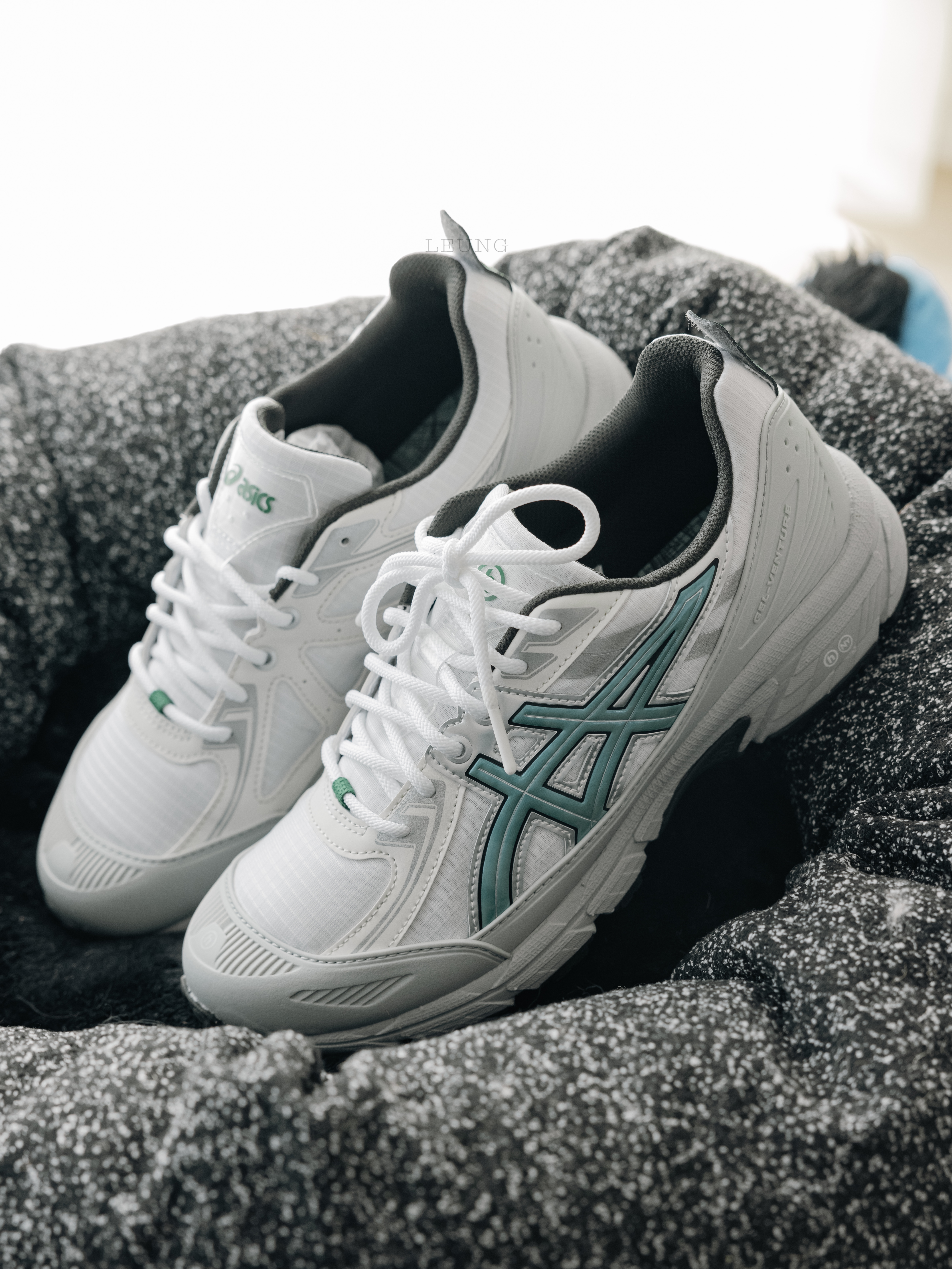 Asics x Hidden NY Gel-Venture 6 Shield White Wasabi 착용 스타일 - 2