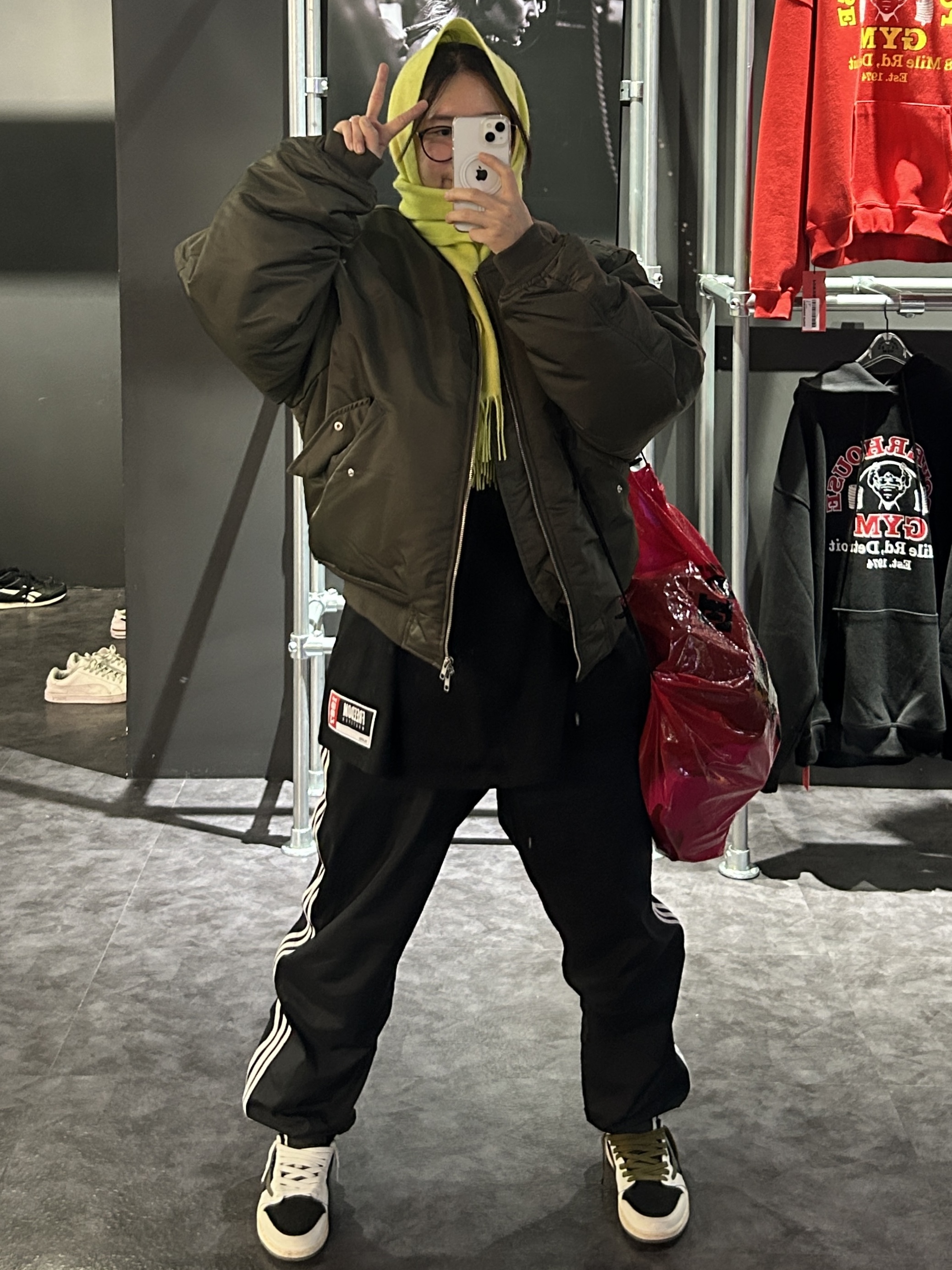 UGG Tasman Weather Hybrid Chestnut Orange, Jordan 1 x Travis Scott Retro Low OG SP Reverse Olive 착용 스타일 - 3