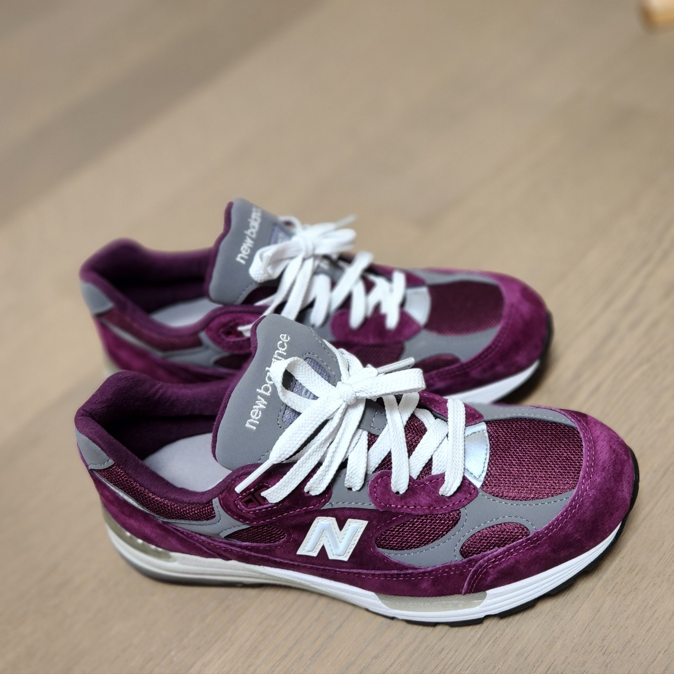 New Balance 992 Made in USA Maroon 착용 스타일 - 1