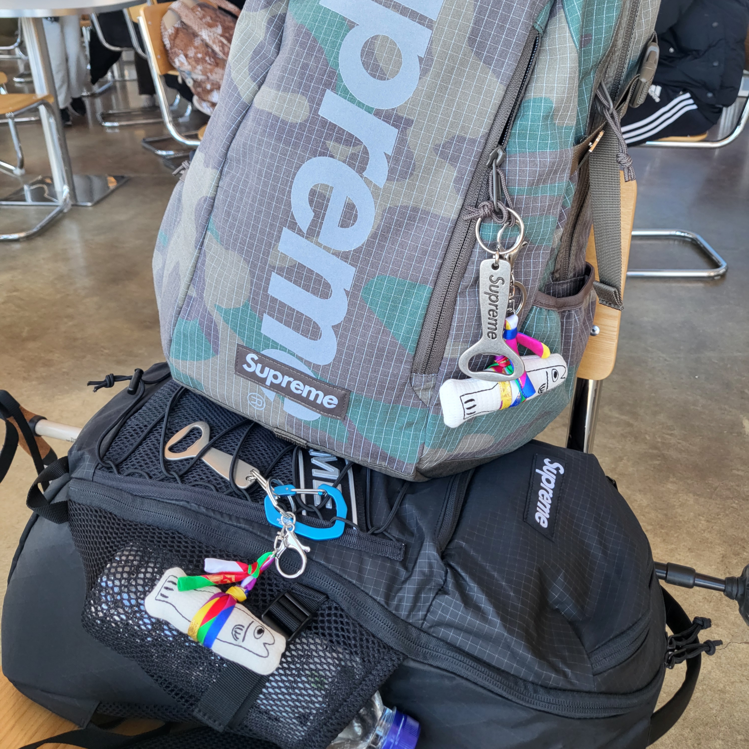 Supreme Bottle Opener Keychain Silver - 24FW, Supreme Backpack Black - 23FW 착용 스타일