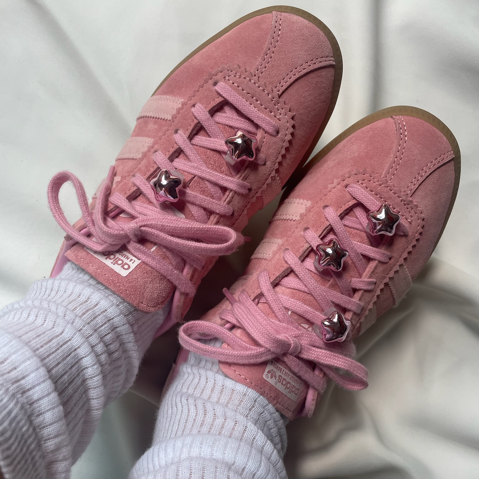 Adidas Bermuda Glow Pink 착용 스타일 - 1