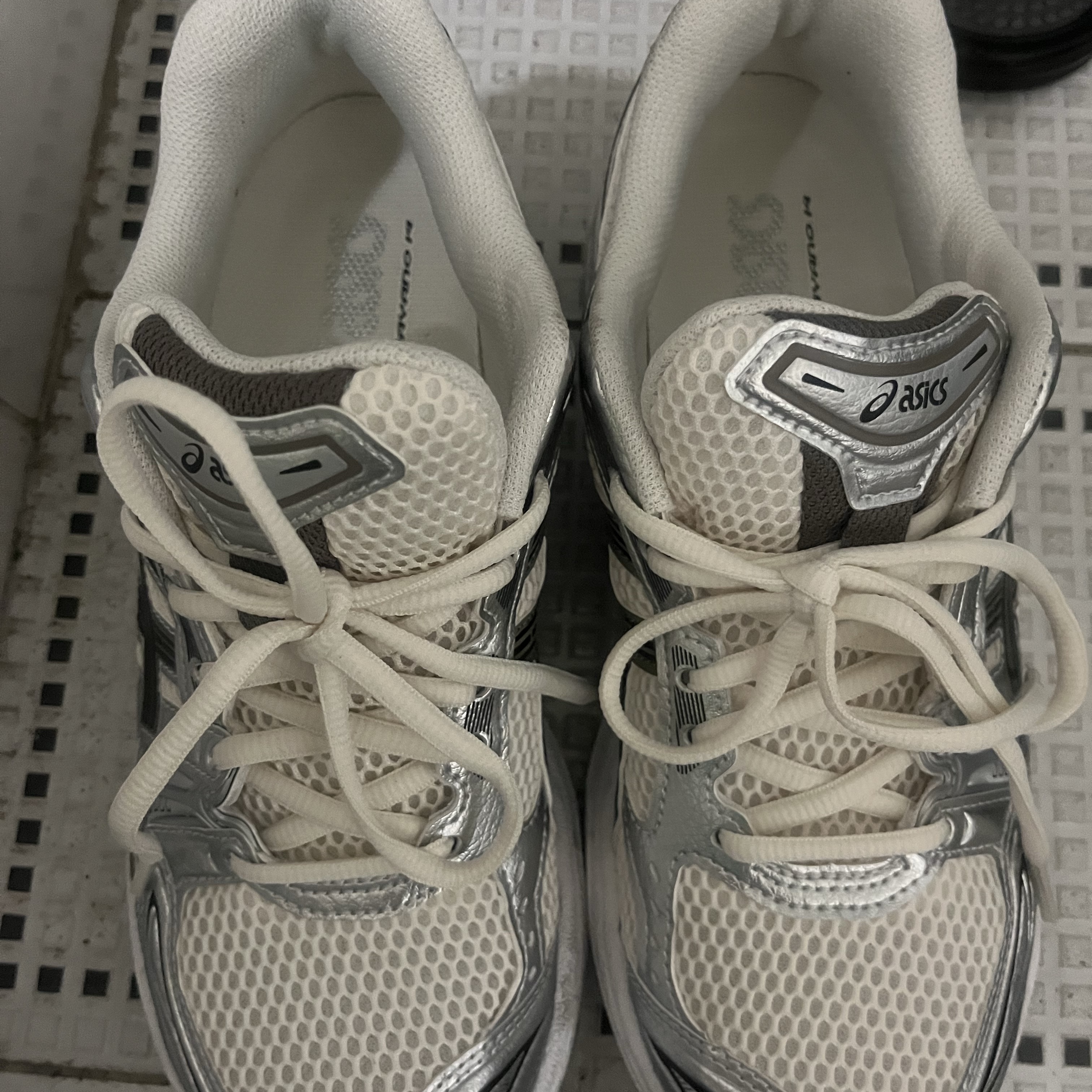 Asics Gel-Kayano 14 Cream Black 착용 스타일