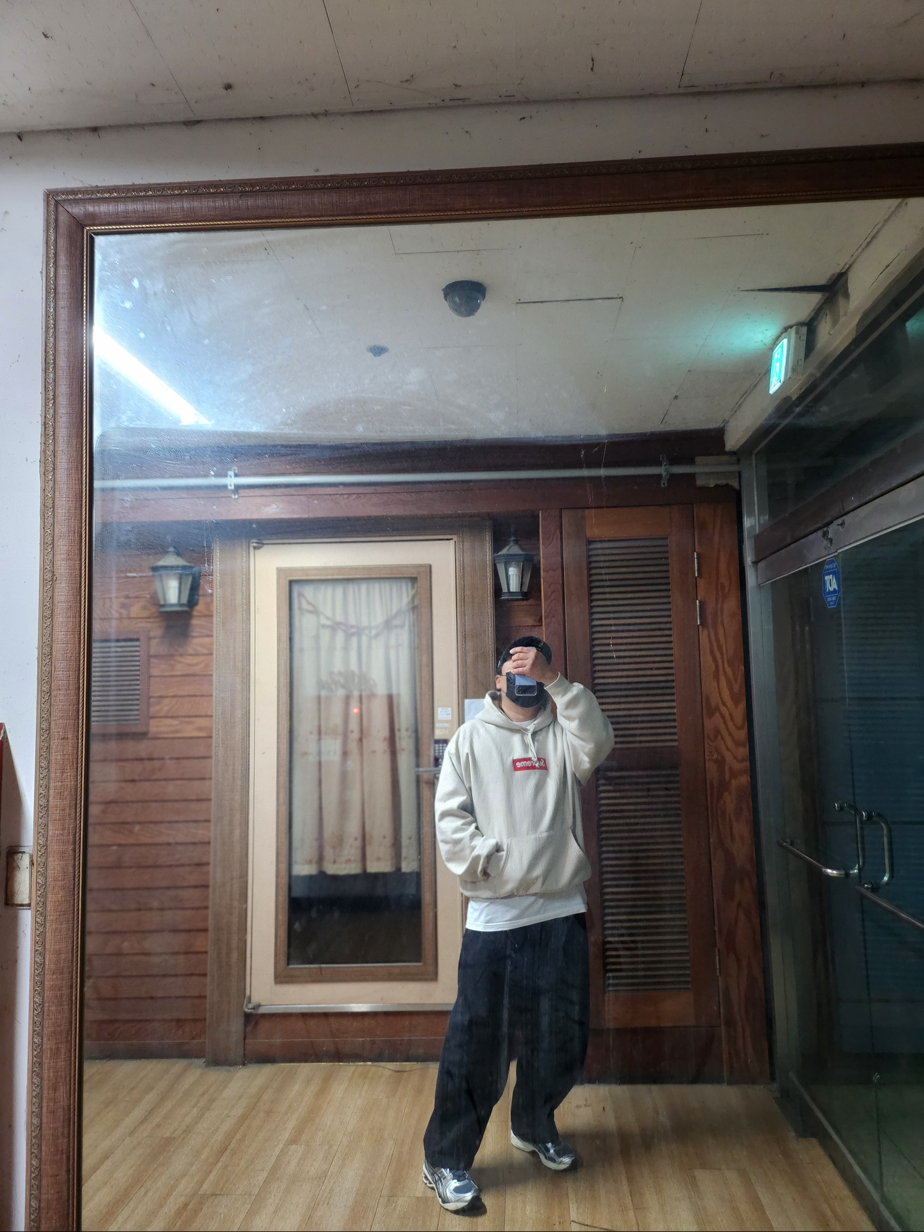 Supreme Box Logo Hooded Sweatshirt Stone - 24FW, Asics Gel-Kayano 14 Black Glacier Grey 착용 스타일