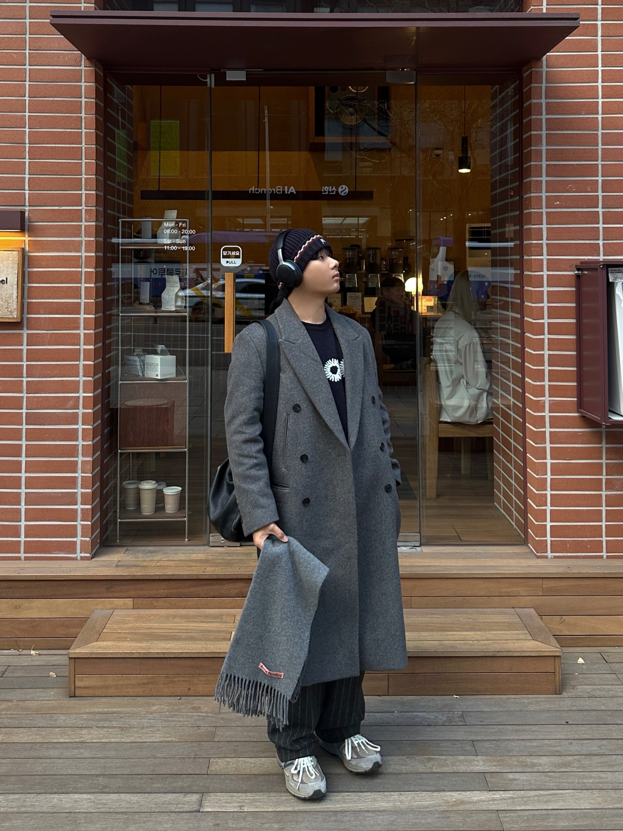 Acne Studios Narrow Wool Fringe Muffler Grey Melange, Uniqlo x JW Anderson Heattech Beanie Pattern Navy 착용 스타일 - 3