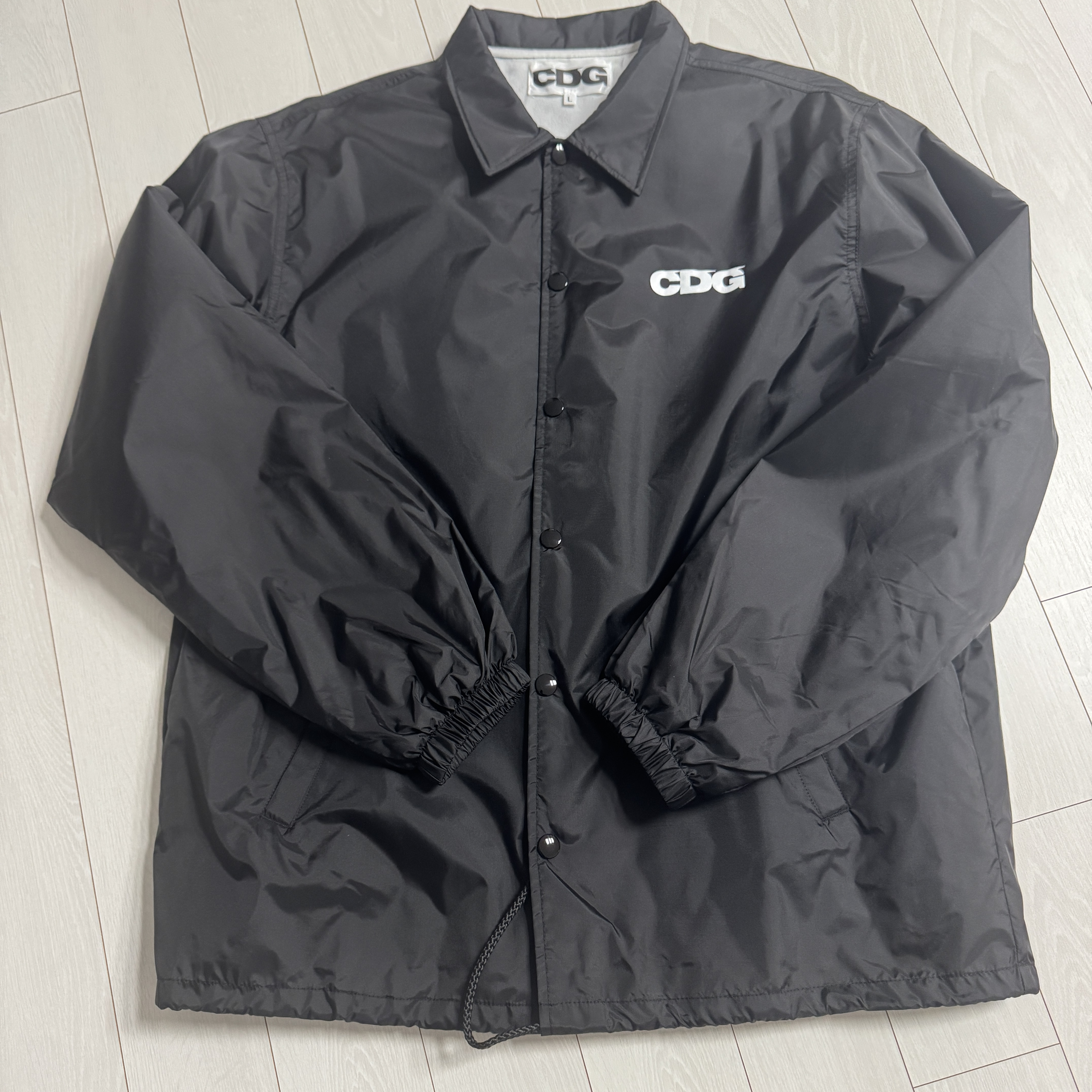 CDG Coach Jacket5 Black 착용 스타일 - 1