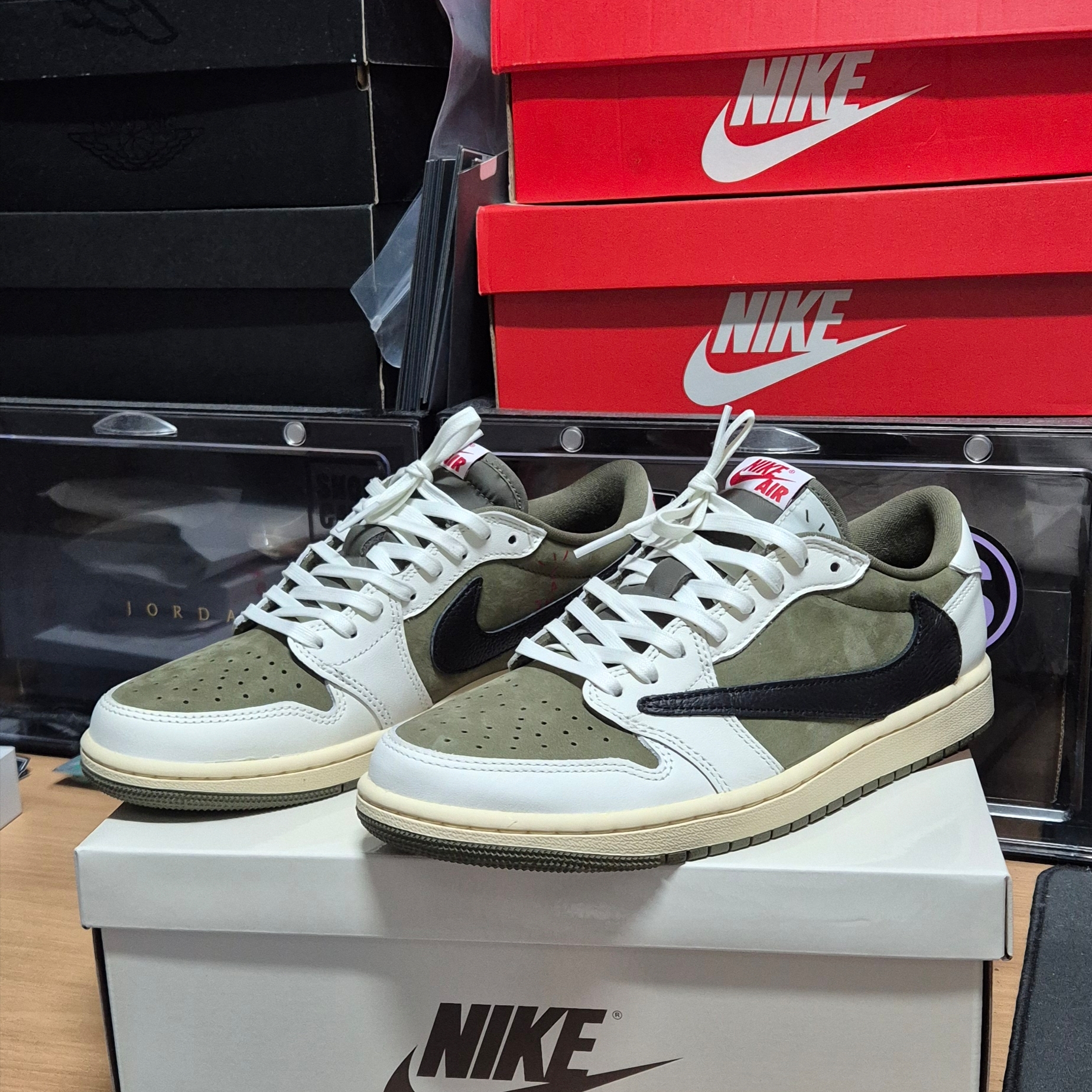 Jordan 1 x Travis Scott Retro Low OG SP Reverse Olive 착용 스타일