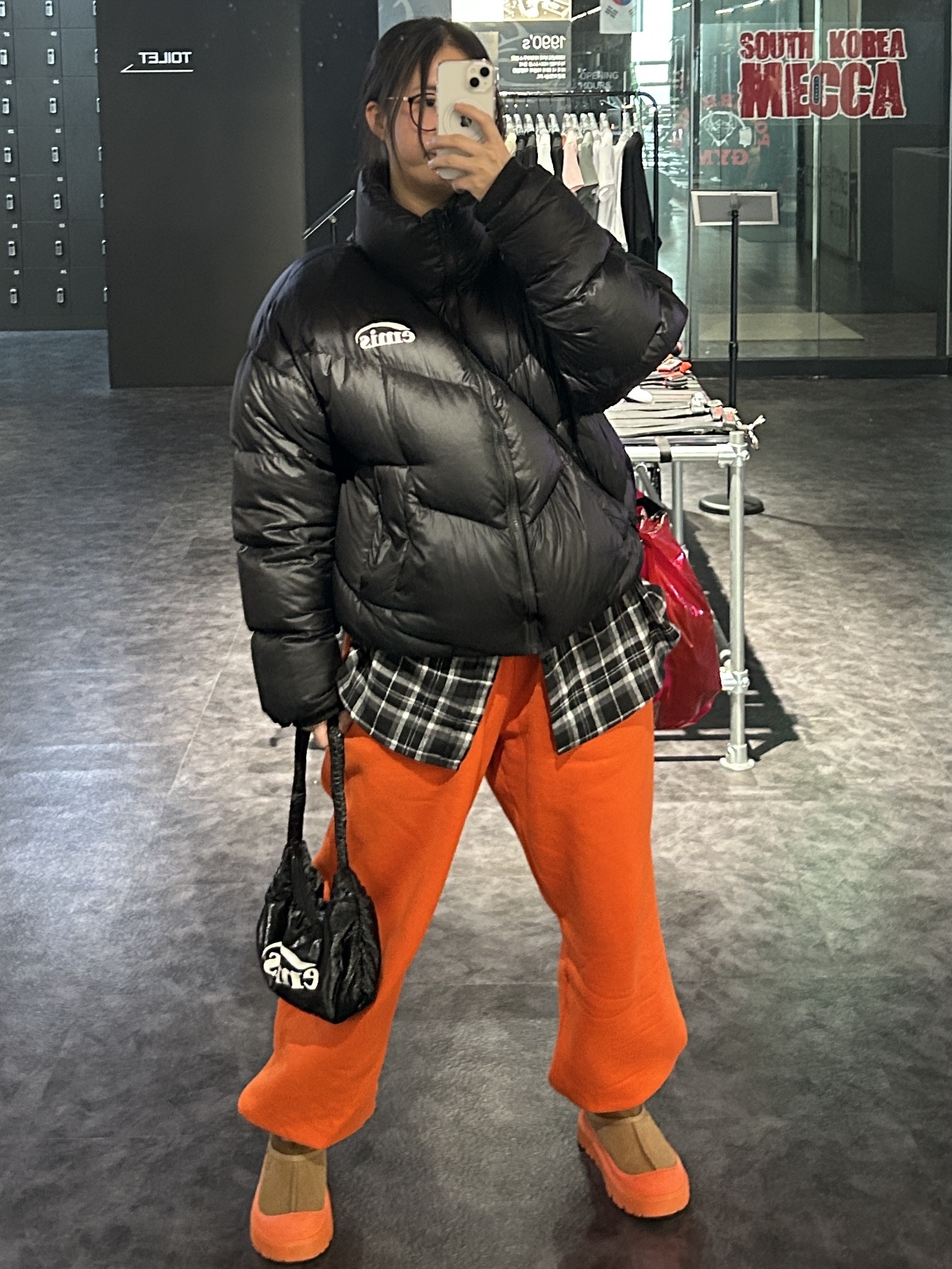 UGG Tasman Weather Hybrid Chestnut Orange, Jordan 1 x Travis Scott Retro Low OG SP Reverse Olive 착용 스타일 - 2