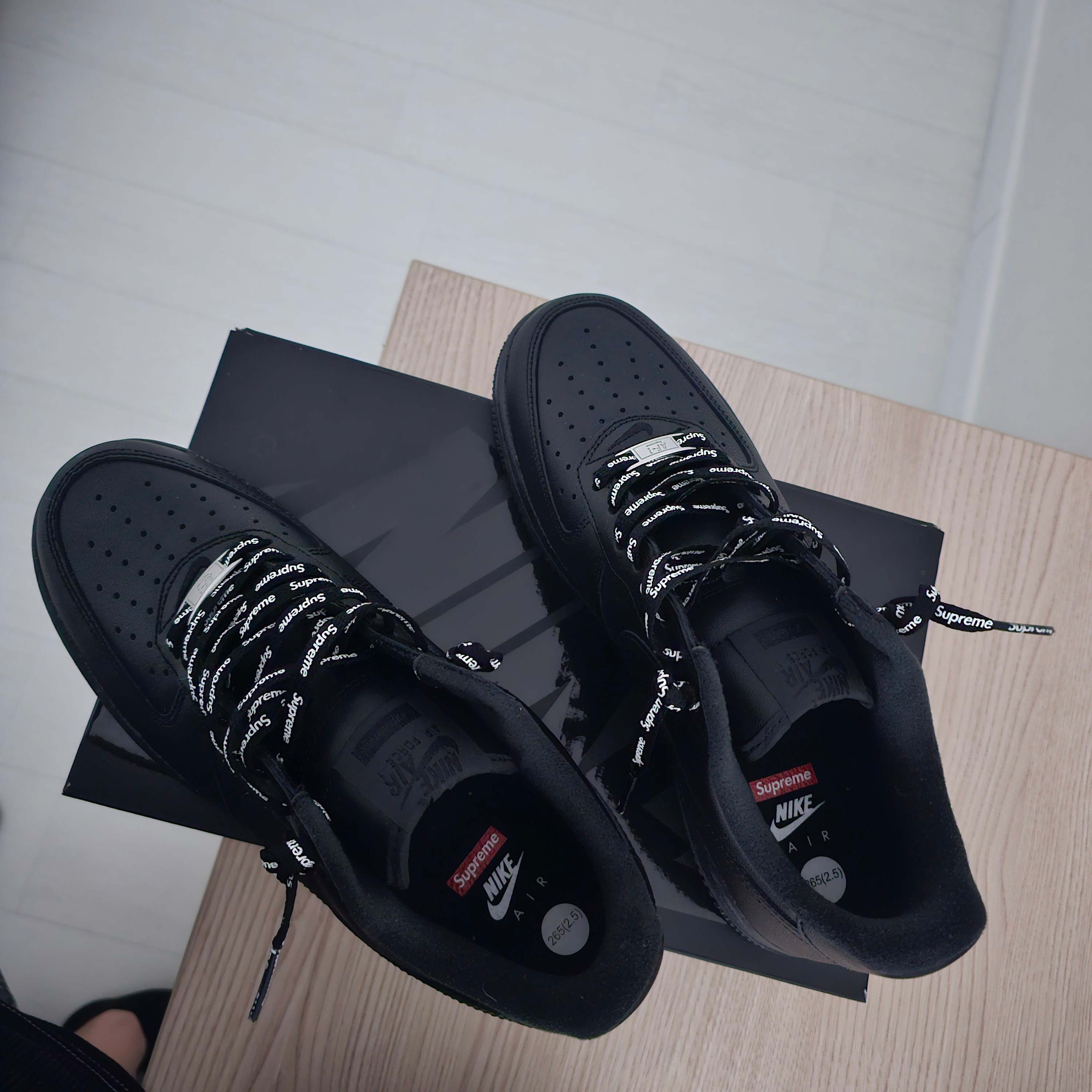 Nike x Supreme Air Force 1 Low Black 착용 스타일 - 3
