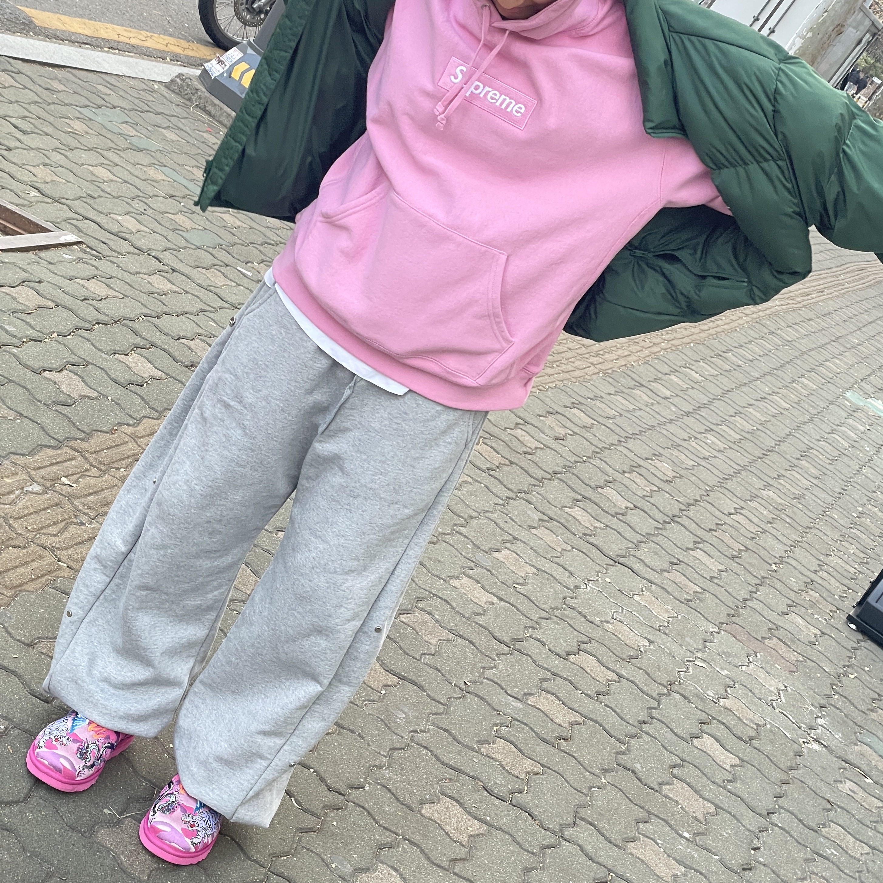 UGG x Palace Ultra Mini Boot Pink Camo, Supreme Box Logo Hooded Sweatshirt Dusty Pink - 24FW 착용 스타일