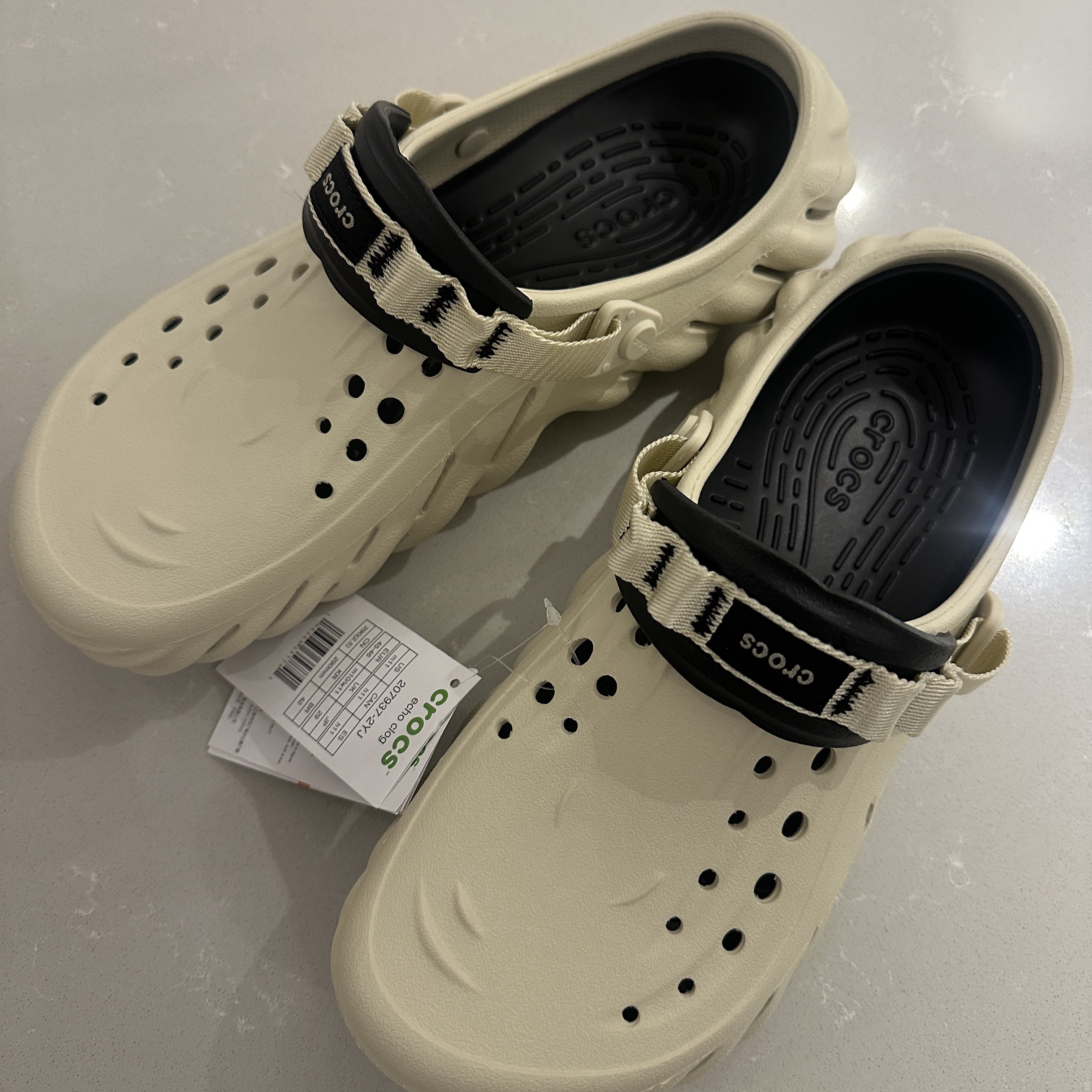 Crocs Echo Clog Bone Black 착용 스타일