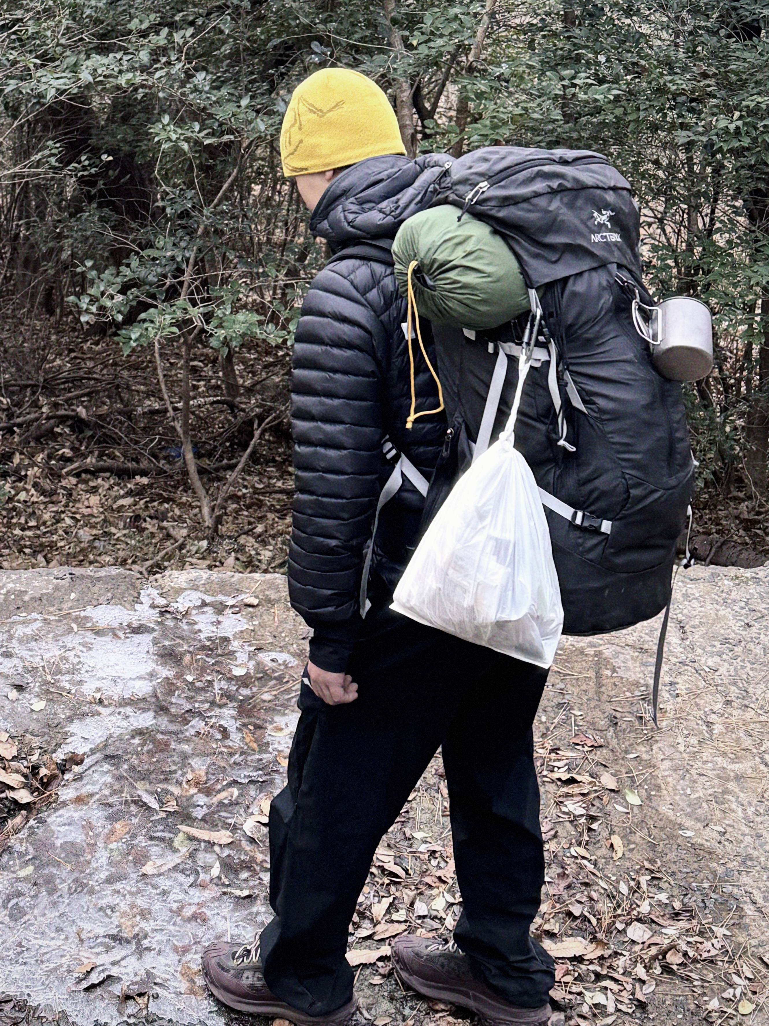 Arc'teryx Bird Head Toque Oracle, Rab Microlight Alpine Jacket Black 착용 스타일 - 2