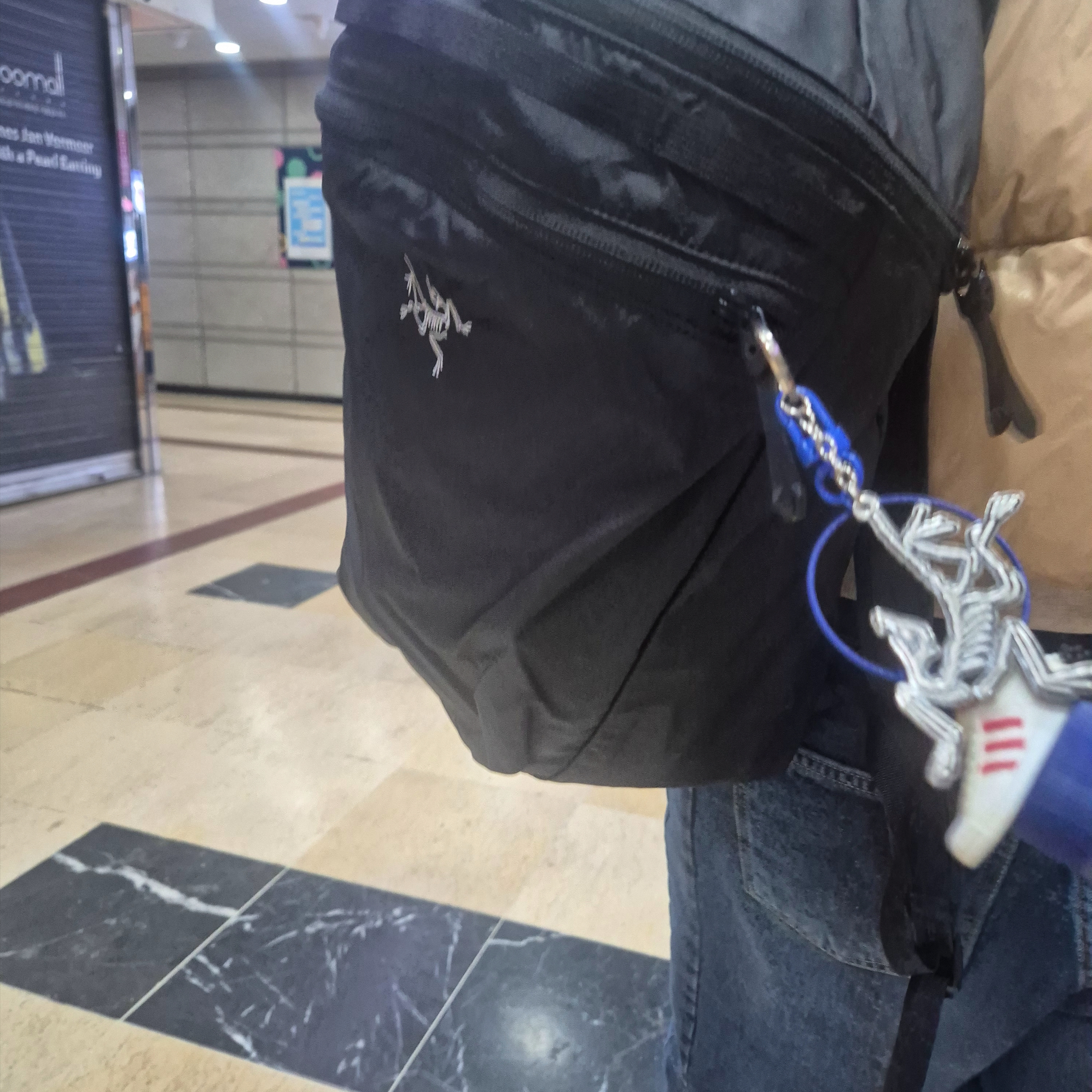 Arc'teryx Heliad 15 Backpack Black, Arc'teryx Keyring Metal 착용 스타일