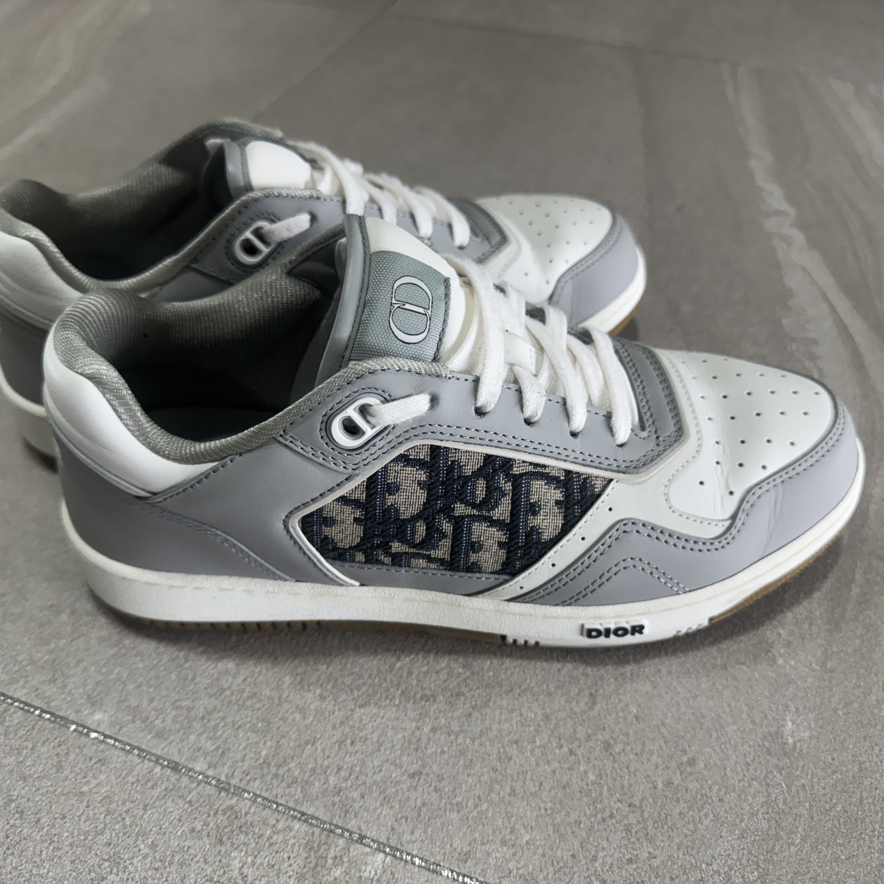 Dior B27 Low-Top Sneakers Gray 착용 스타일 - 1