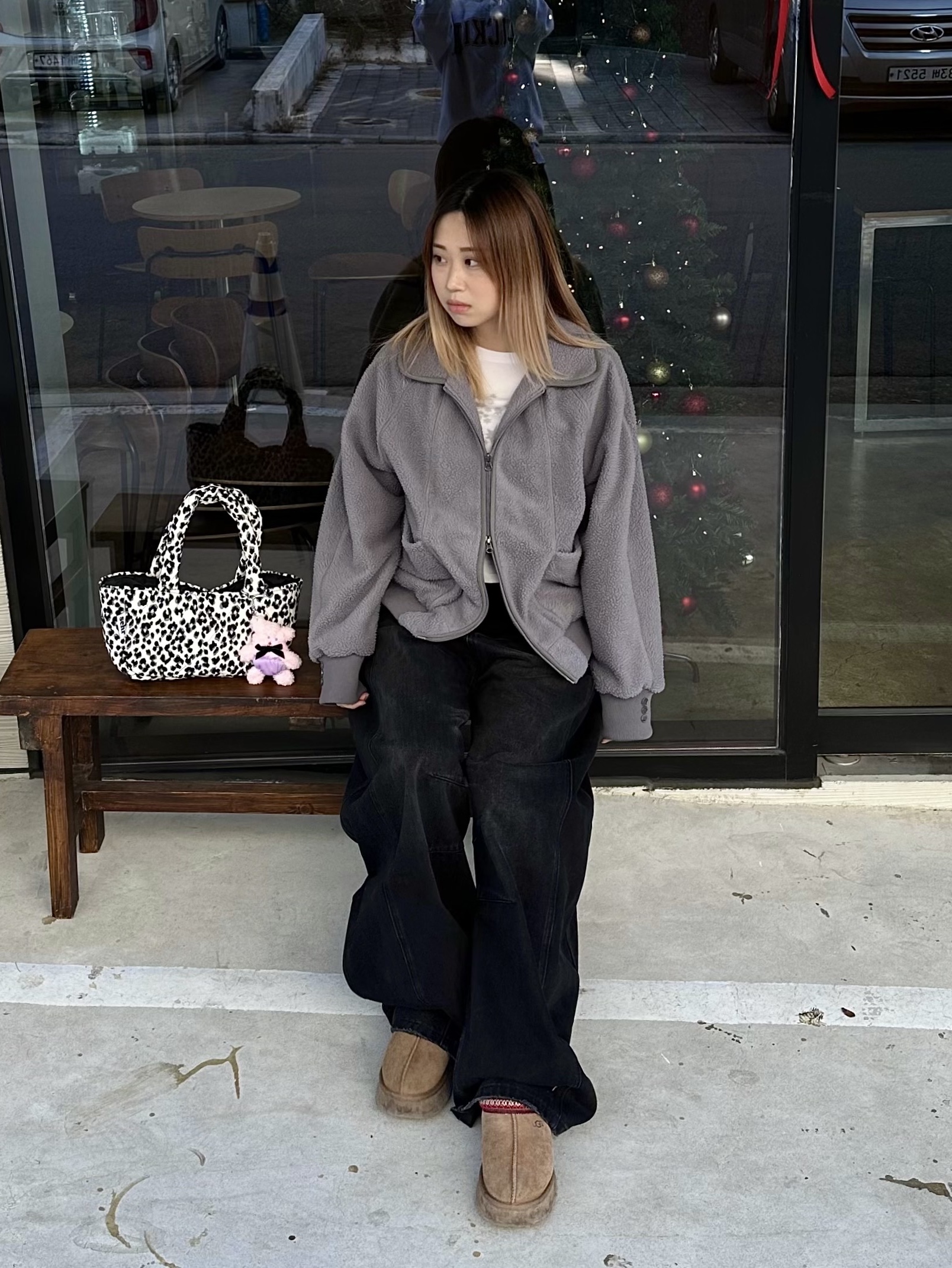 (W) UGG Tazz Slipper Chestnut 착용 스타일 - 1