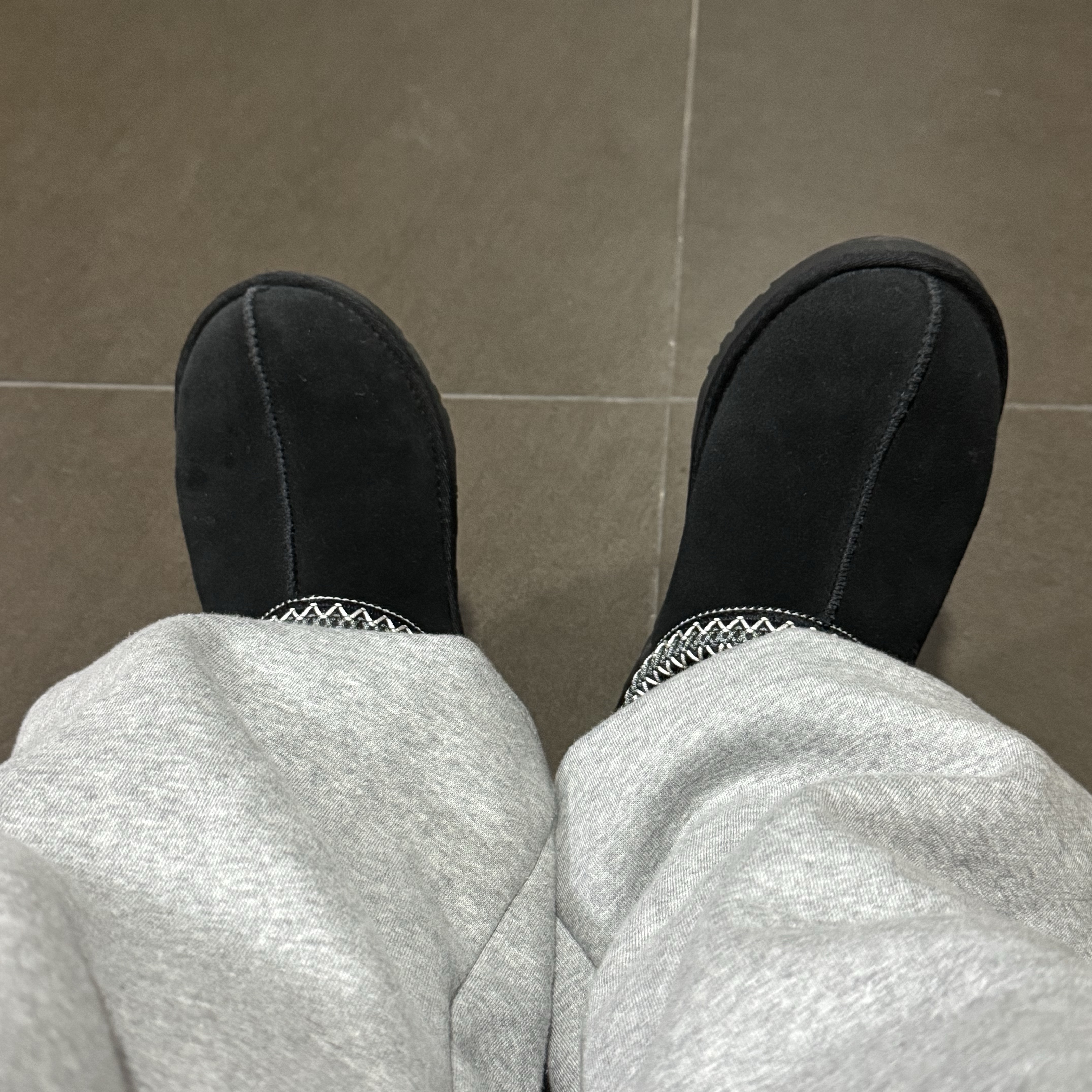 UGG Tasman Black 착용 스타일