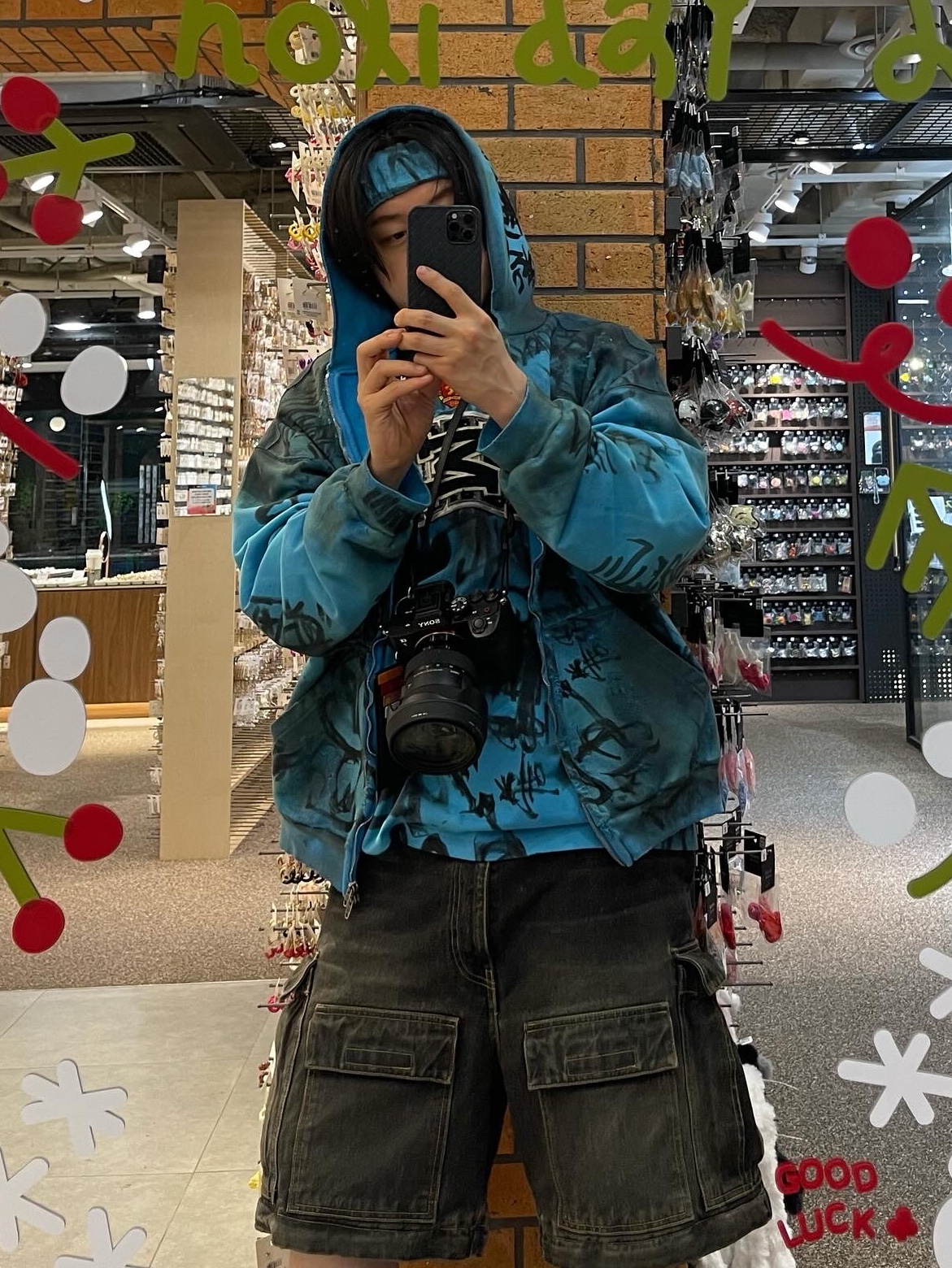 Balenciaga Skater Zip-Up Hoodie Medium Fit Blue Sky, Balenciaga Skater Oversized T-Shirt Blue Sky 착용 스타일 - 1