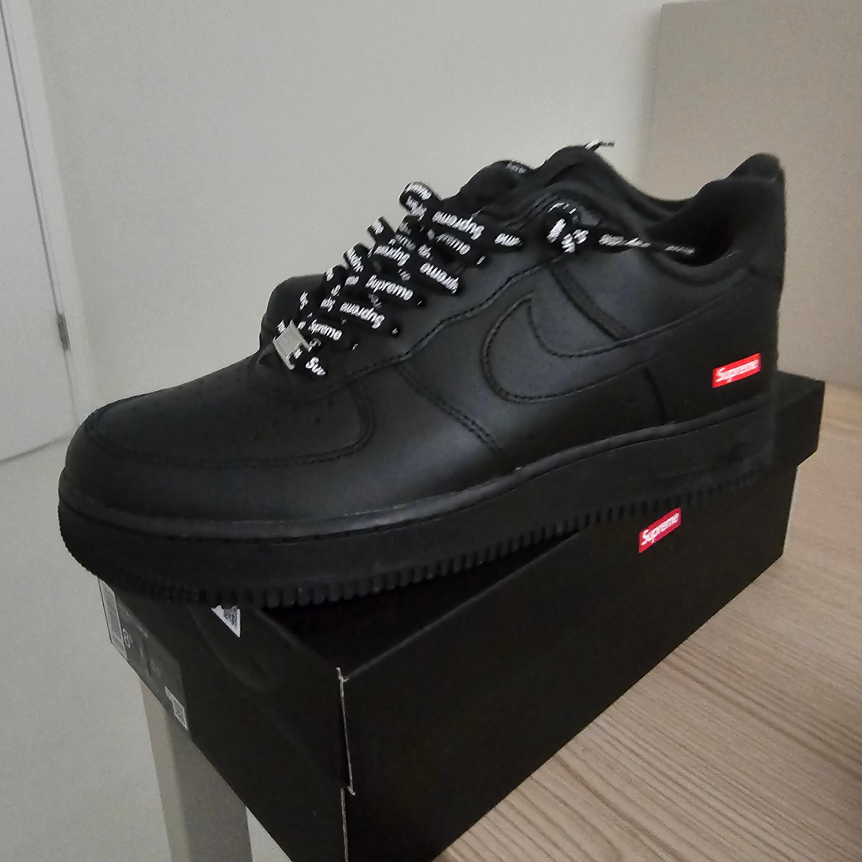 Nike x Supreme Air Force 1 Low Black 착용 스타일 - 2