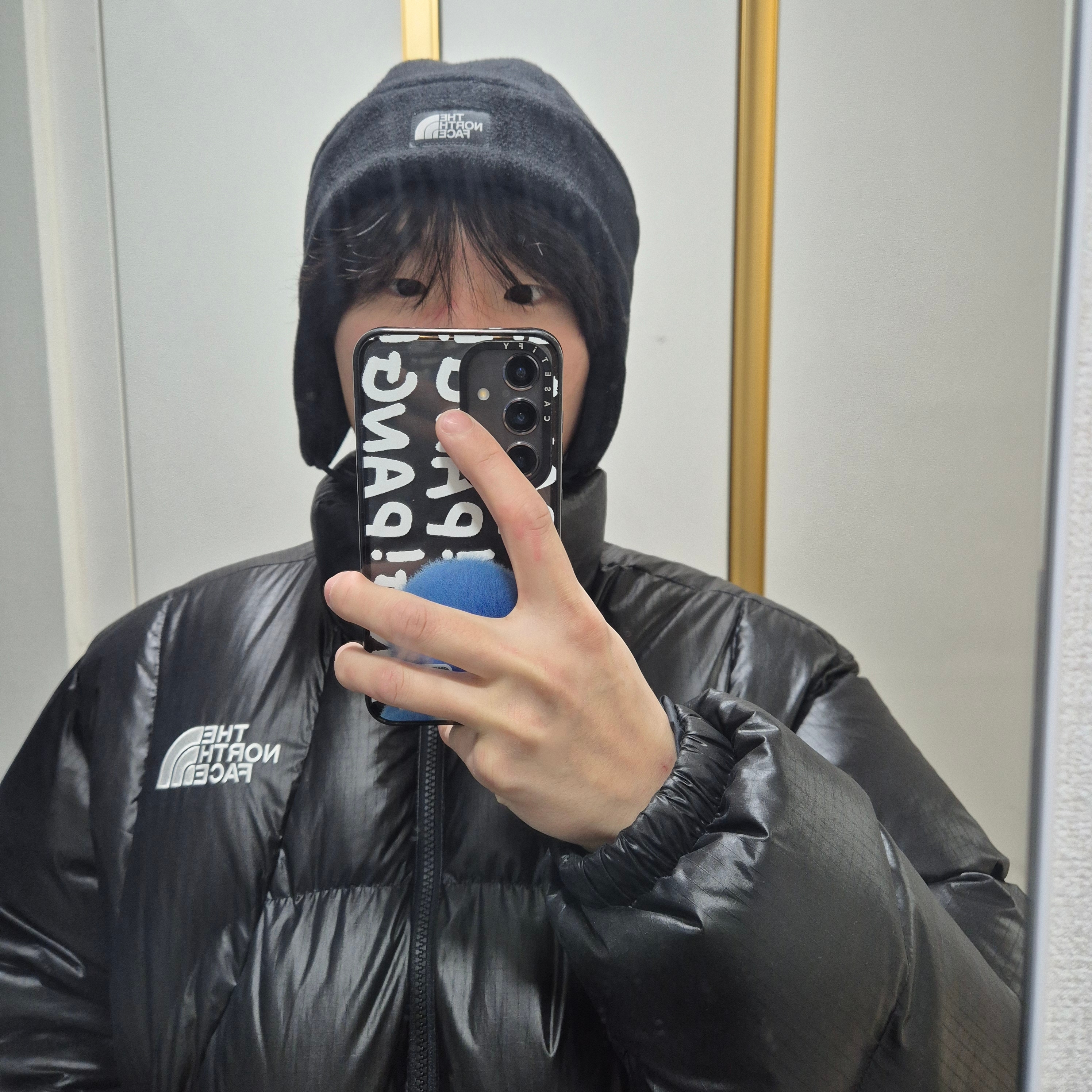 The North Face White Label Wave RDS Down Jacket Black, The North Face Fleece Earmuff Beanie Black 착용 스타일