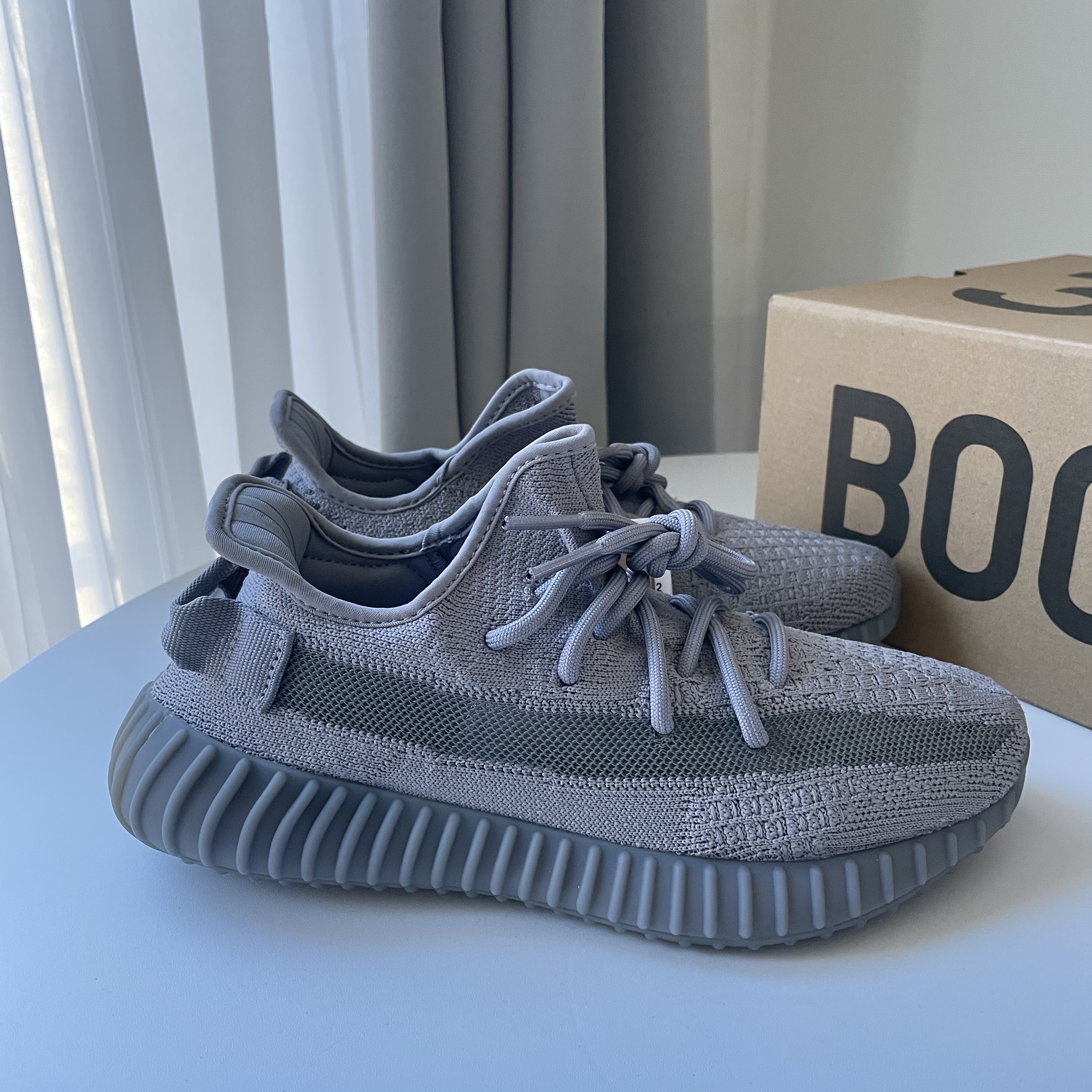 Adidas Yeezy Boost 350 V2 Steel Grey 착용 스타일