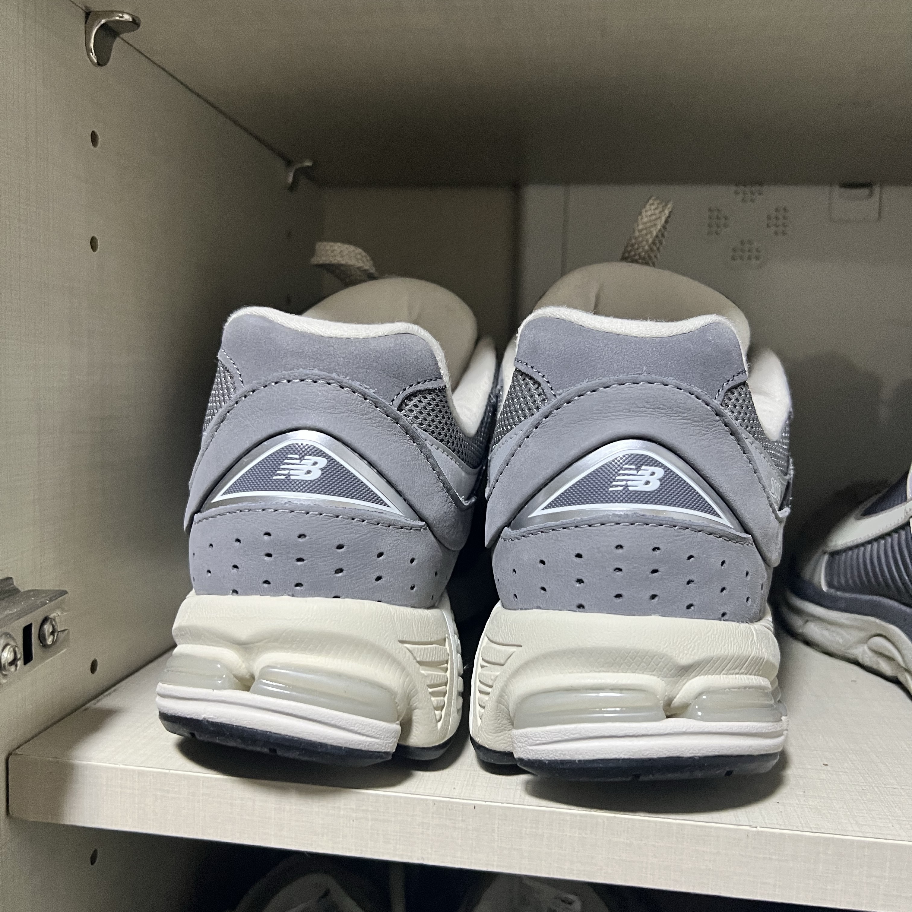 New Balance 2002R Premium Vintage Grey 착용 스타일 - 2