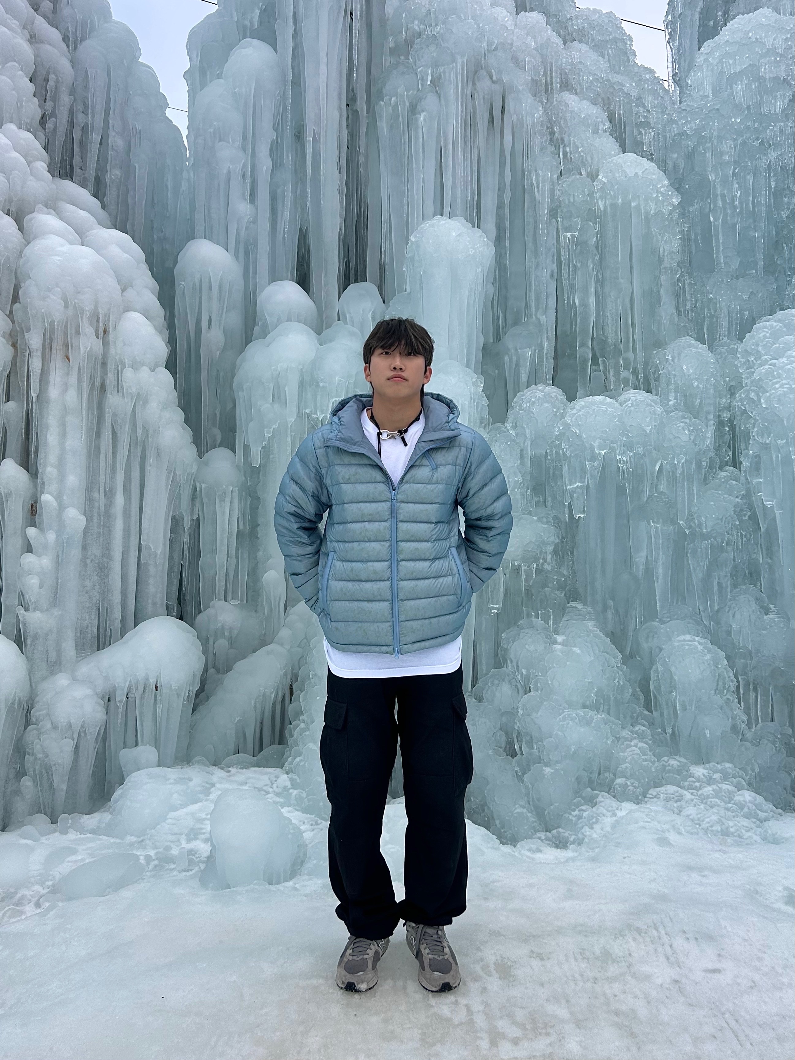 Sansan Gear Suffix Puffer Jacket Sky Blue - 24FW, Carhartt WIP Columbia Ripstop Regular Cargo Pants Black 착용 스타일 - 2
