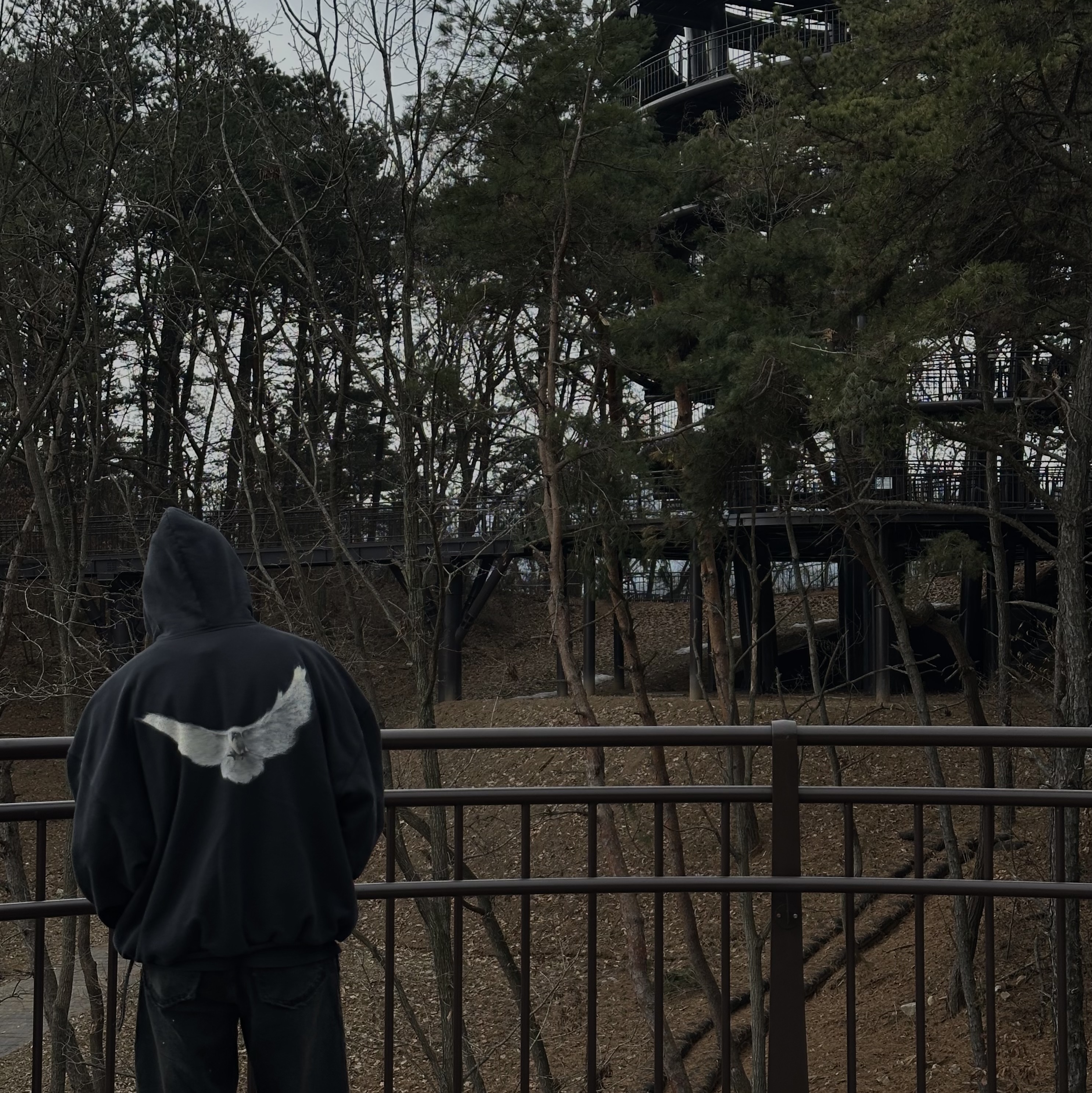 Yeezy Gap Engineered By Balenciaga Dove Hoodie Washed Black, Zara x Ader Error Slit Jeans Black 착용 스타일 - 2