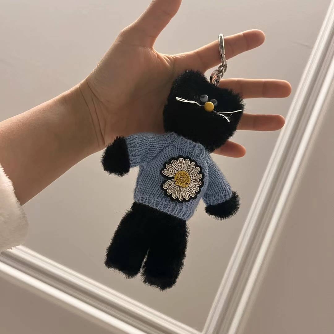 Monamhee x Peaceminusone Daihee Plush Keyring 착용 스타일
