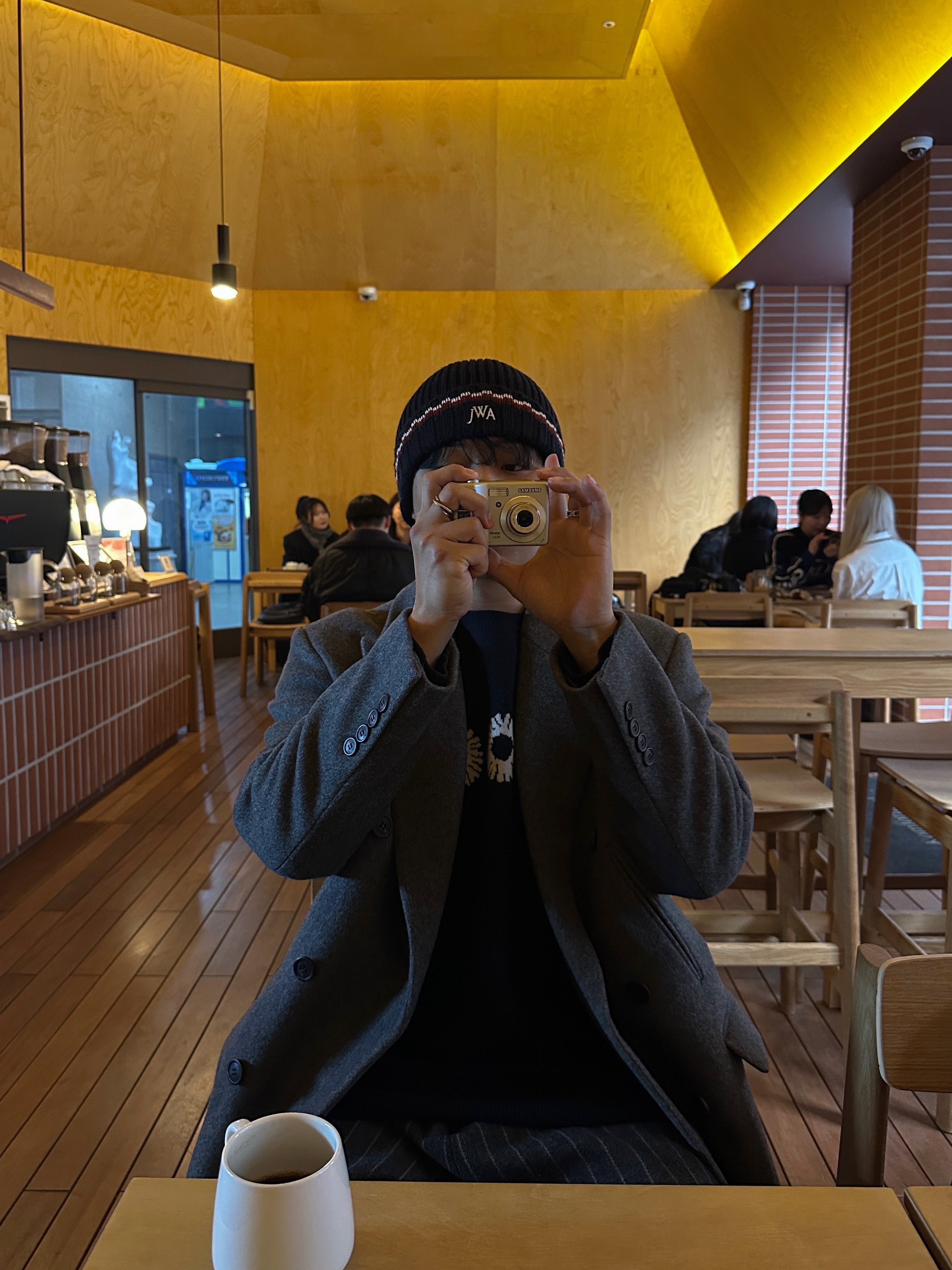 Acne Studios Narrow Wool Fringe Muffler Grey Melange, Uniqlo x JW Anderson Heattech Beanie Pattern Navy 착용 스타일 - 8