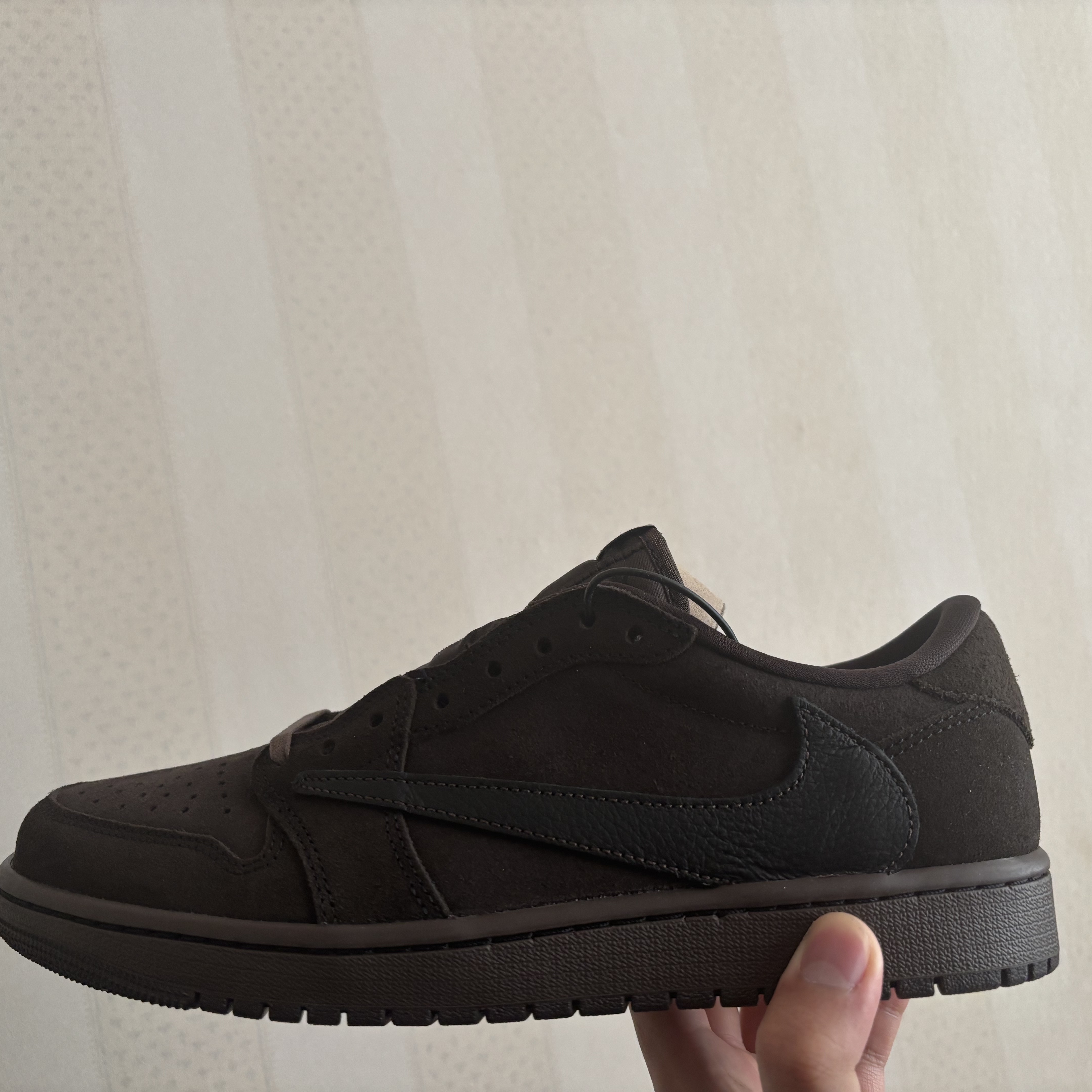 Jordan 1 x Travis Scott Retro Low OG SP Velvet Brown and Dark Mocha 착용 스타일 - 1