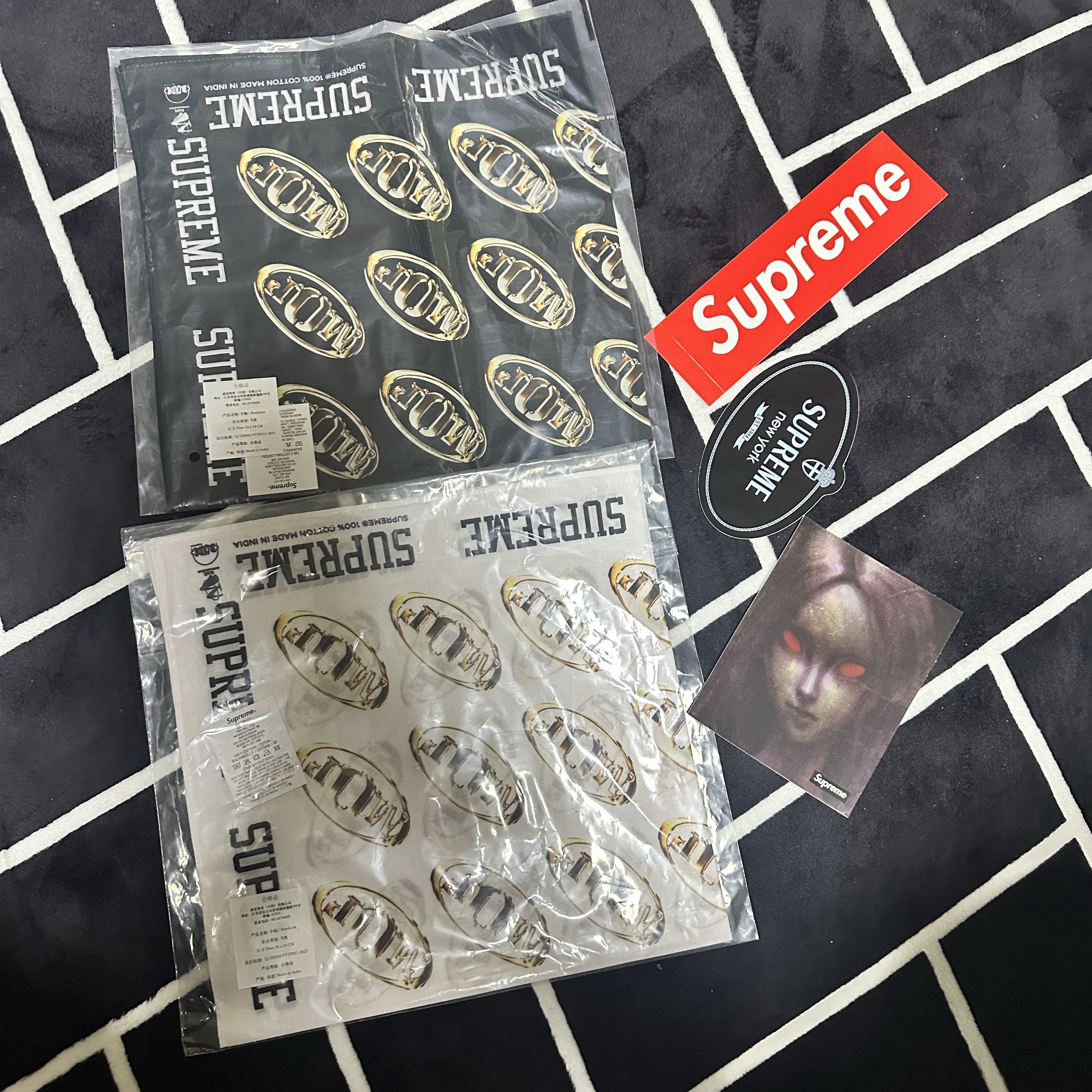 Supreme x M.O.P. Bandana Black - 24FW, Supreme x M.O.P. Bandana White - 24FW 착용 스타일