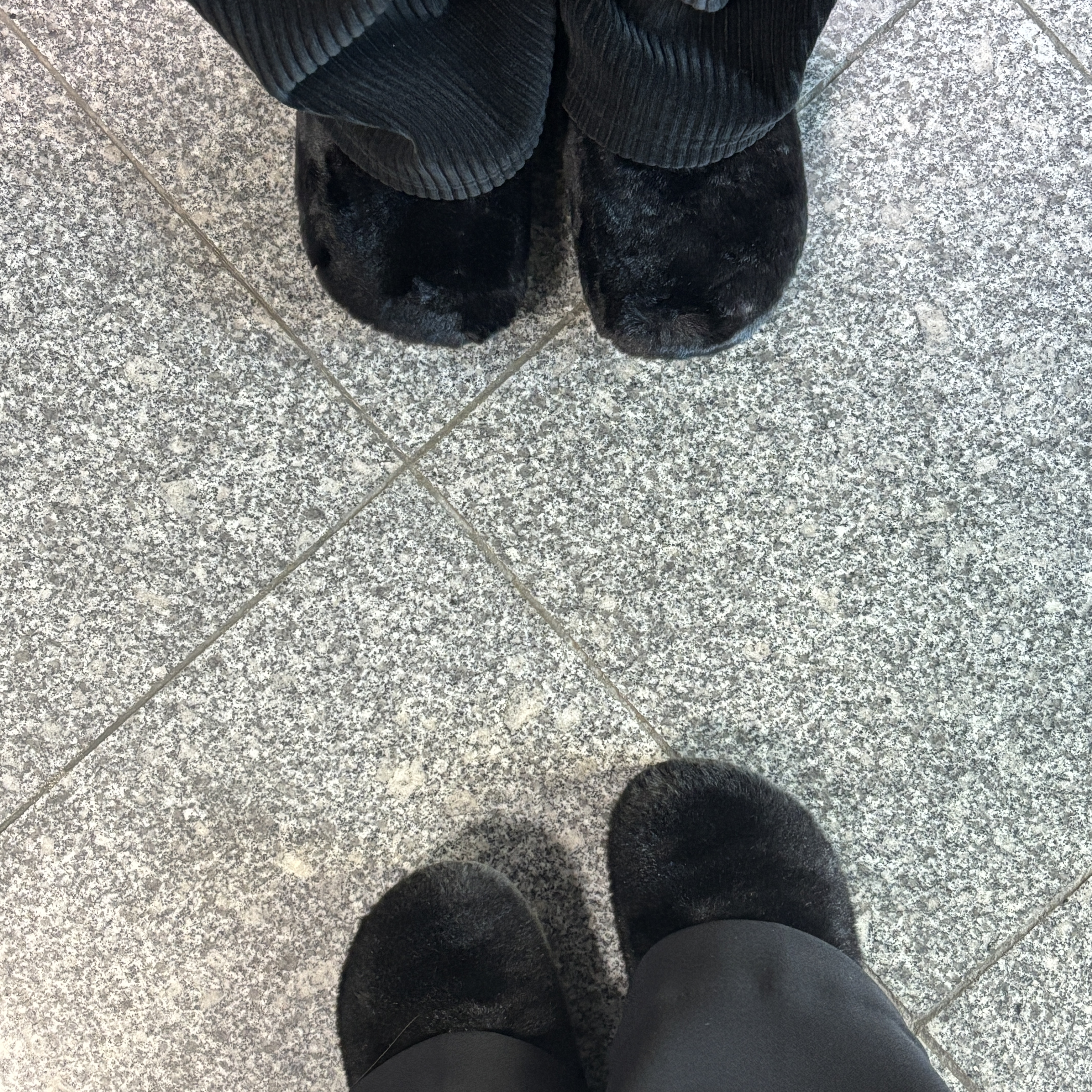 Crocs Classic Fur Sure Clog Black 착용 스타일