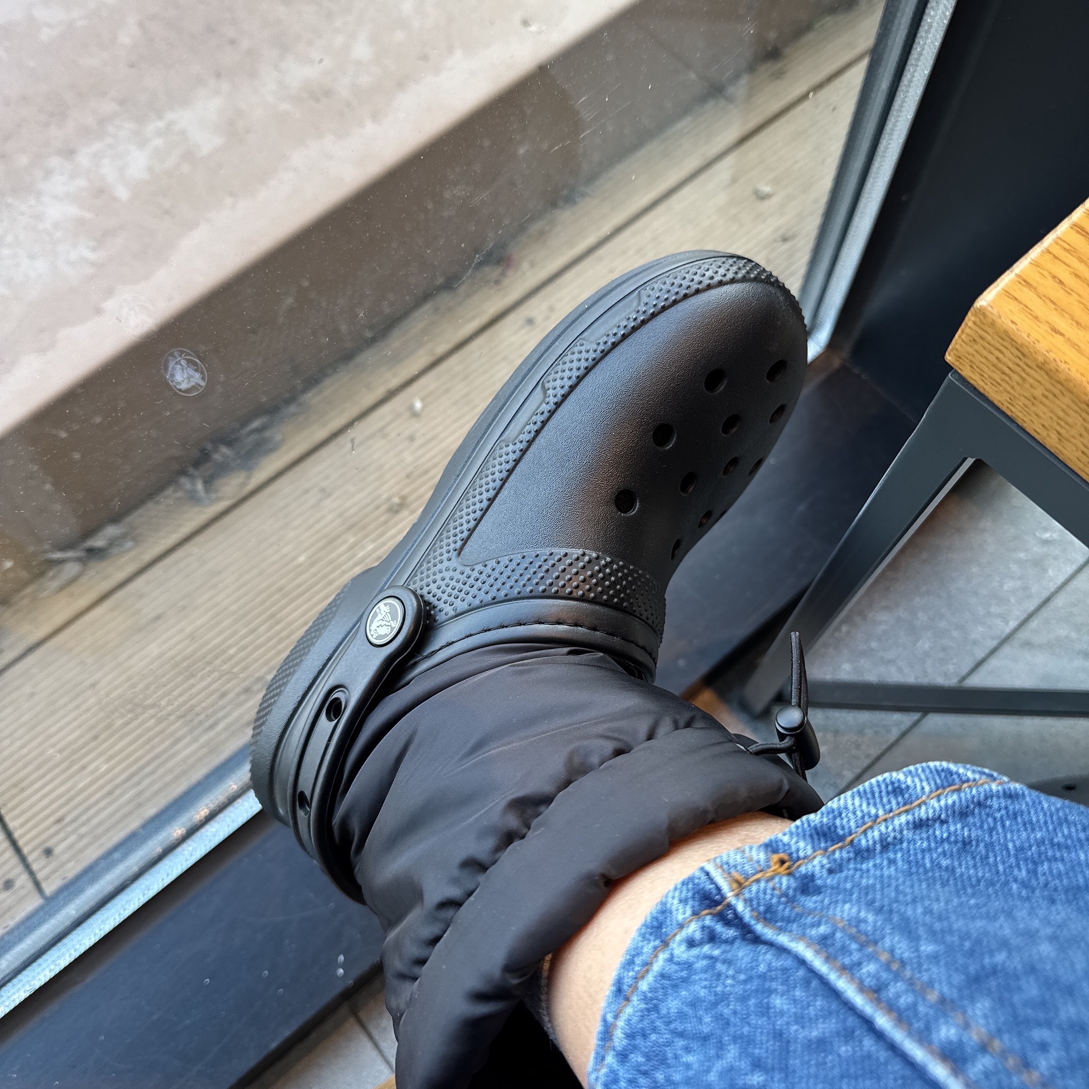 Crocs Classic Lined Neo Puff Boot Black 착용 스타일
