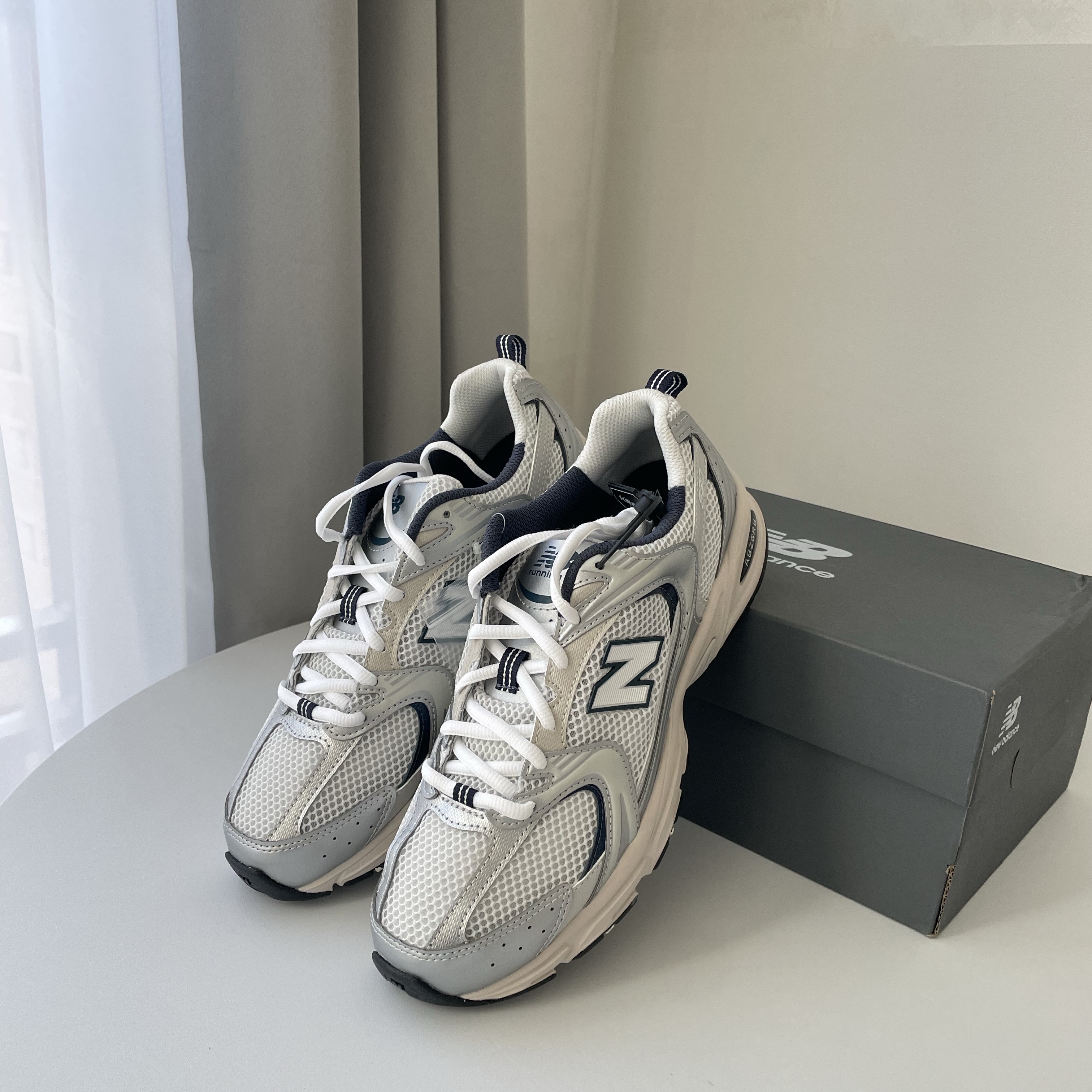 New Balance 530 Steel Grey 착용 스타일 - 2