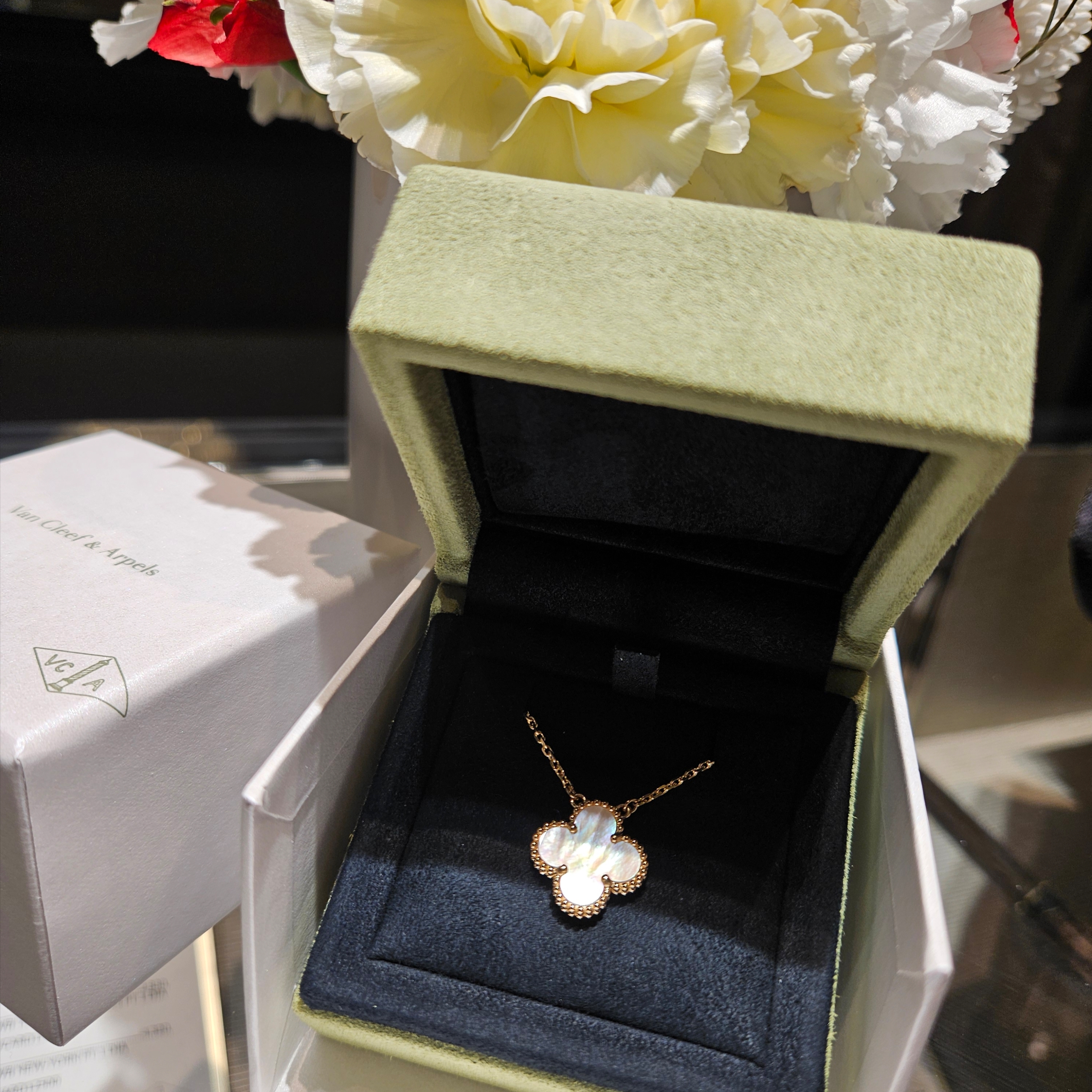 (W) Van Cleef & Arpels Vintage Alhambra Pendant Yellow Gold Mother of Pearl 착용 스타일 - 1