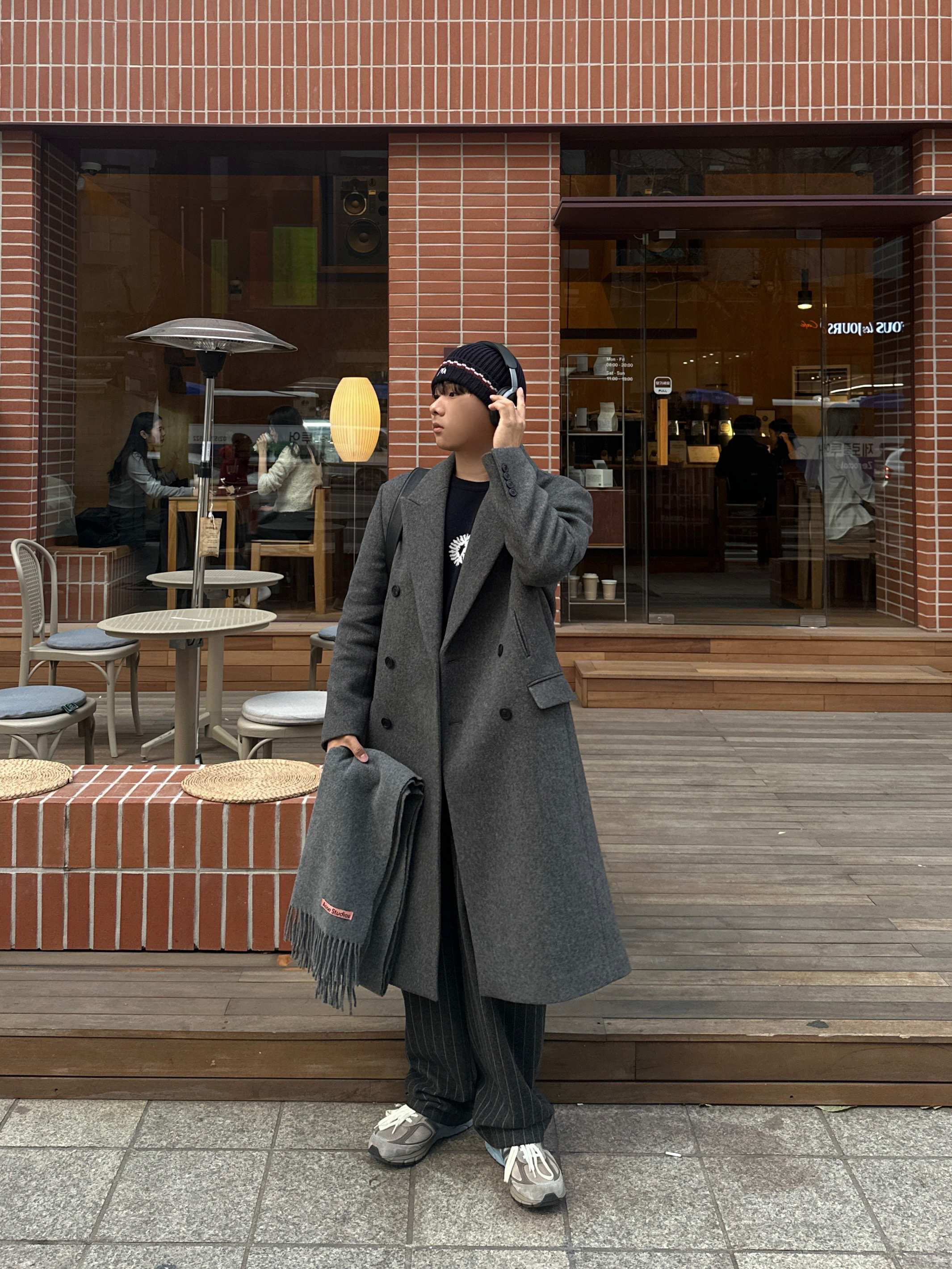 Acne Studios Narrow Wool Fringe Muffler Grey Melange, Uniqlo x JW Anderson Heattech Beanie Pattern Navy 착용 스타일 - 5