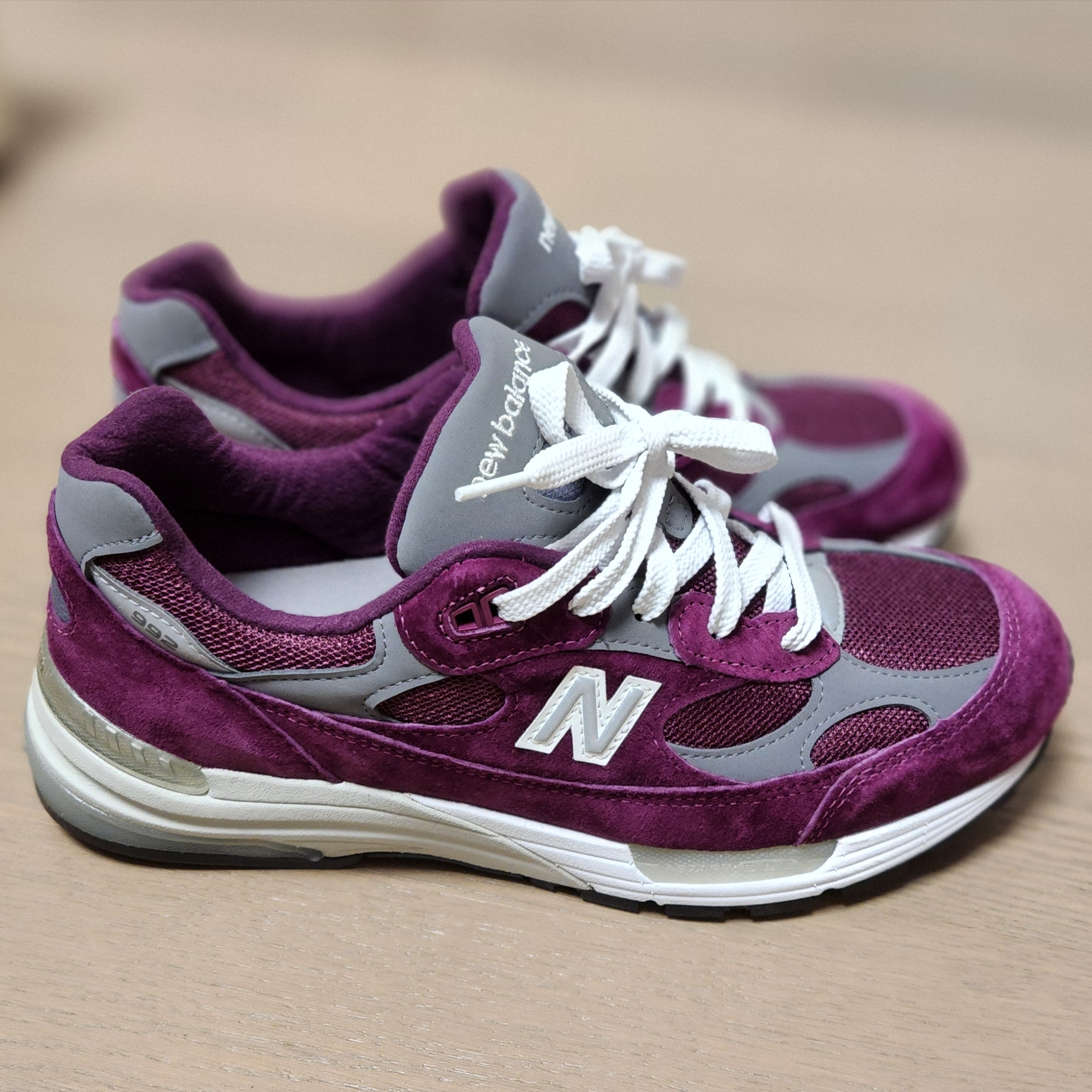 New Balance 992 Made in USA Maroon 착용 스타일 - 2