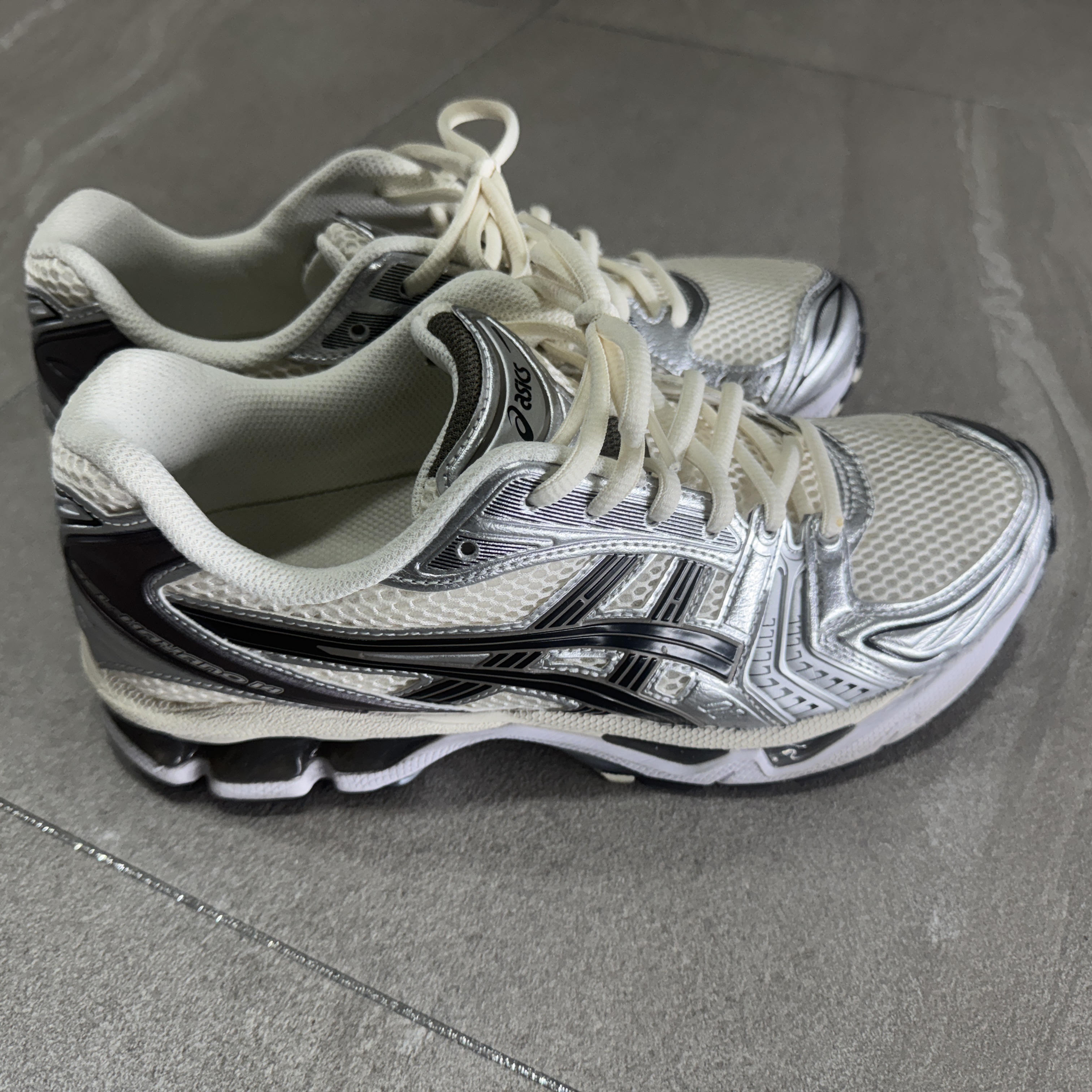 Asics Gel-Kayano 14 Cream Black 착용 스타일