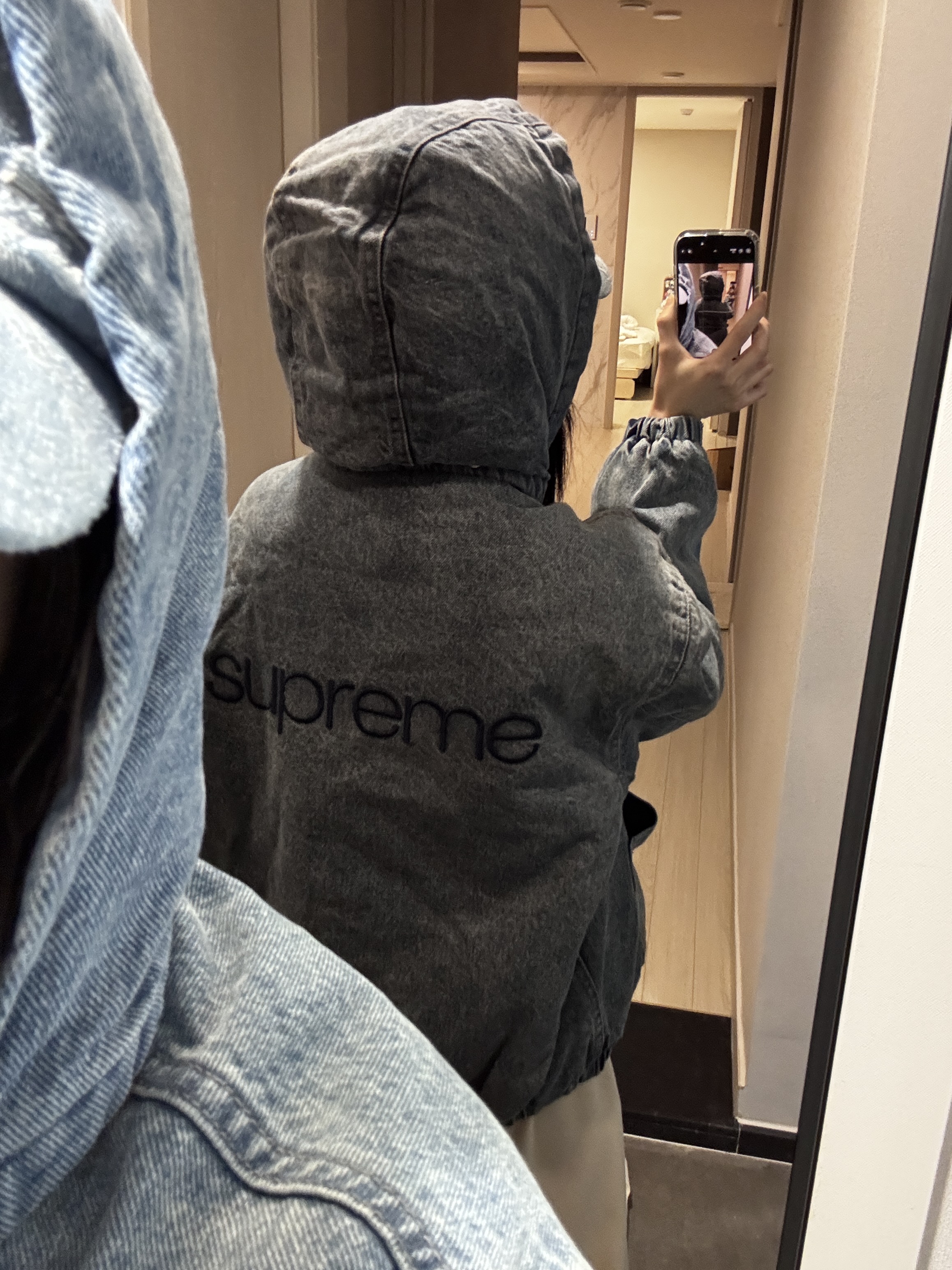 Supreme Faux Shearling Lined Bomber Jacket Denim - 24FW, BAPE Denim Distressed Logo Cap Light Indigo 착용 스타일 - 3