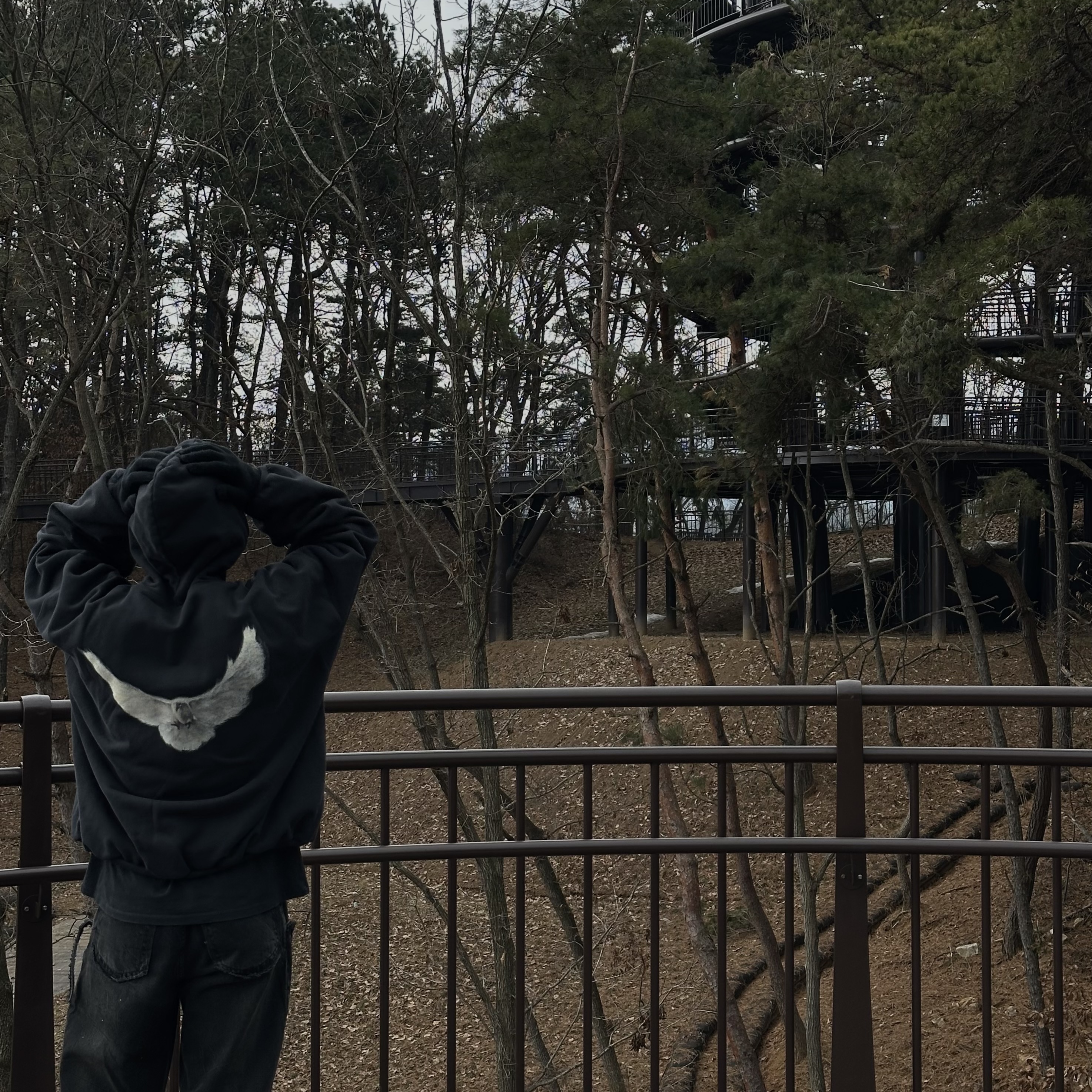 Yeezy Gap Engineered By Balenciaga Dove Hoodie Washed Black, Zara x Ader Error Slit Jeans Black 착용 스타일 - 1