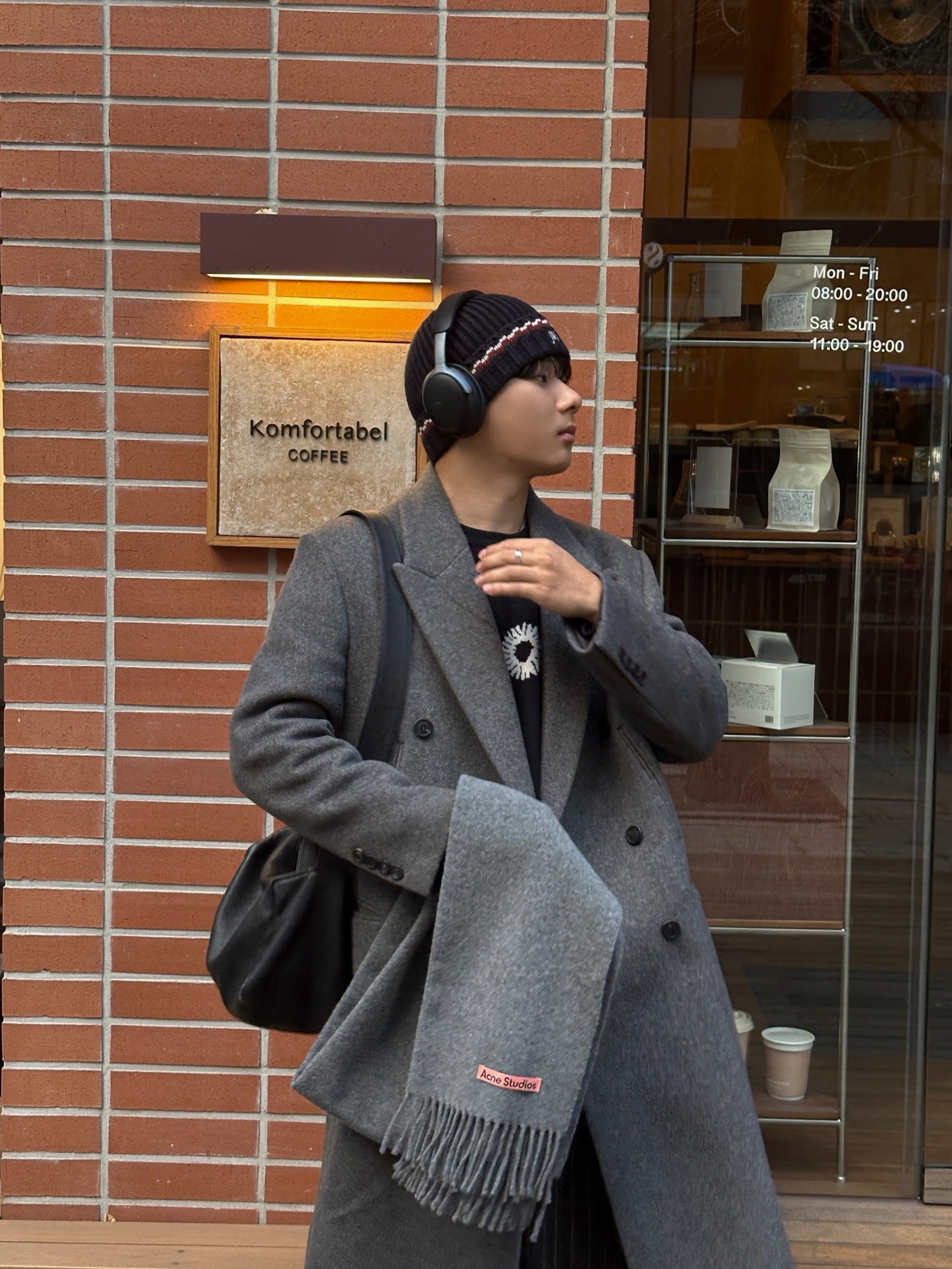 Acne Studios Narrow Wool Fringe Muffler Grey Melange, Uniqlo x JW Anderson Heattech Beanie Pattern Navy 착용 스타일 - 1