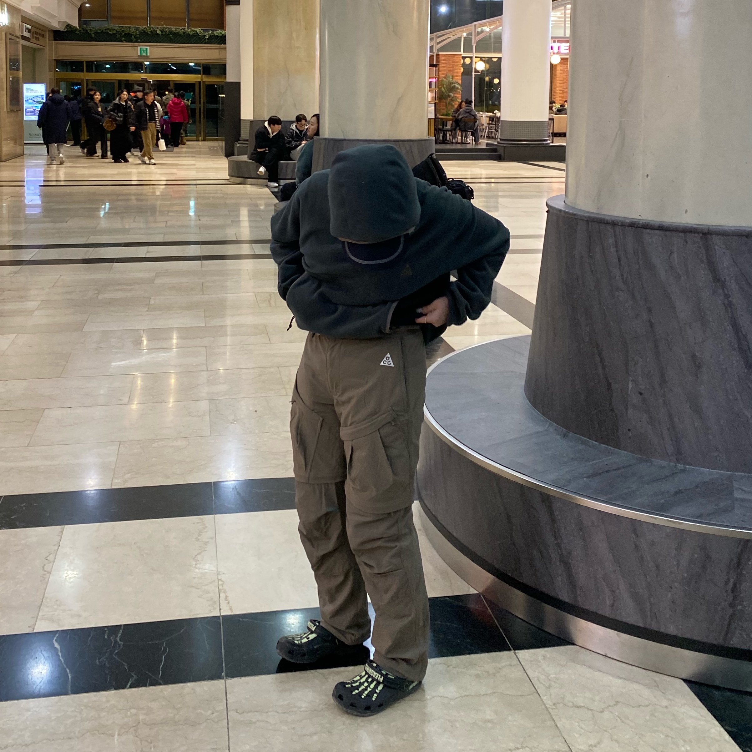 Nike ACG Polartec Wolf Tree Pullover Hoodie Dark Smoke Grey, Nike ACG Smith Summit Cargo Pants Olive Grey - US/EU 착용 스타일 - 3