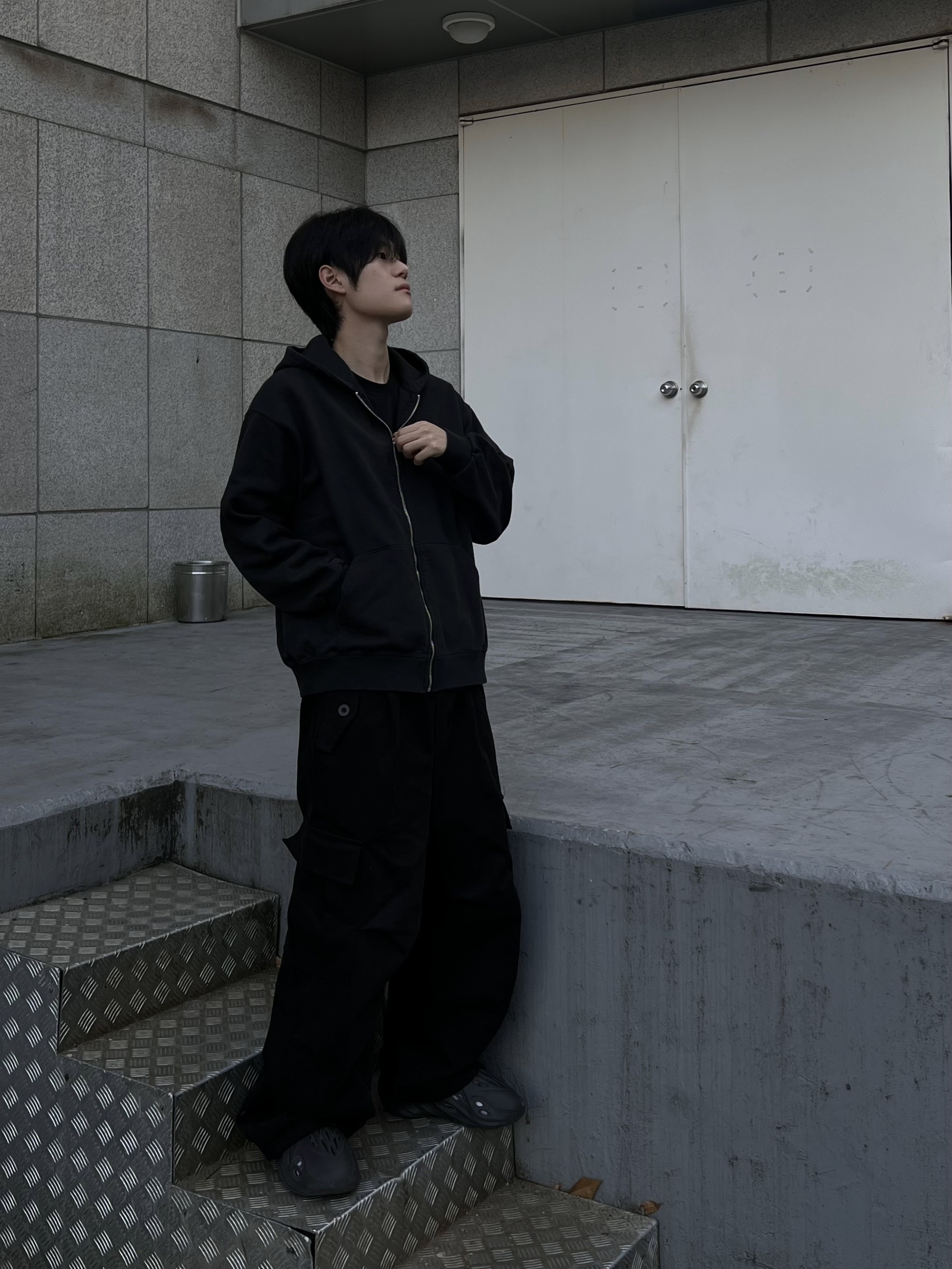 Adidas Yeezy Foam RNNR Onyx 착용 스타일 - 3