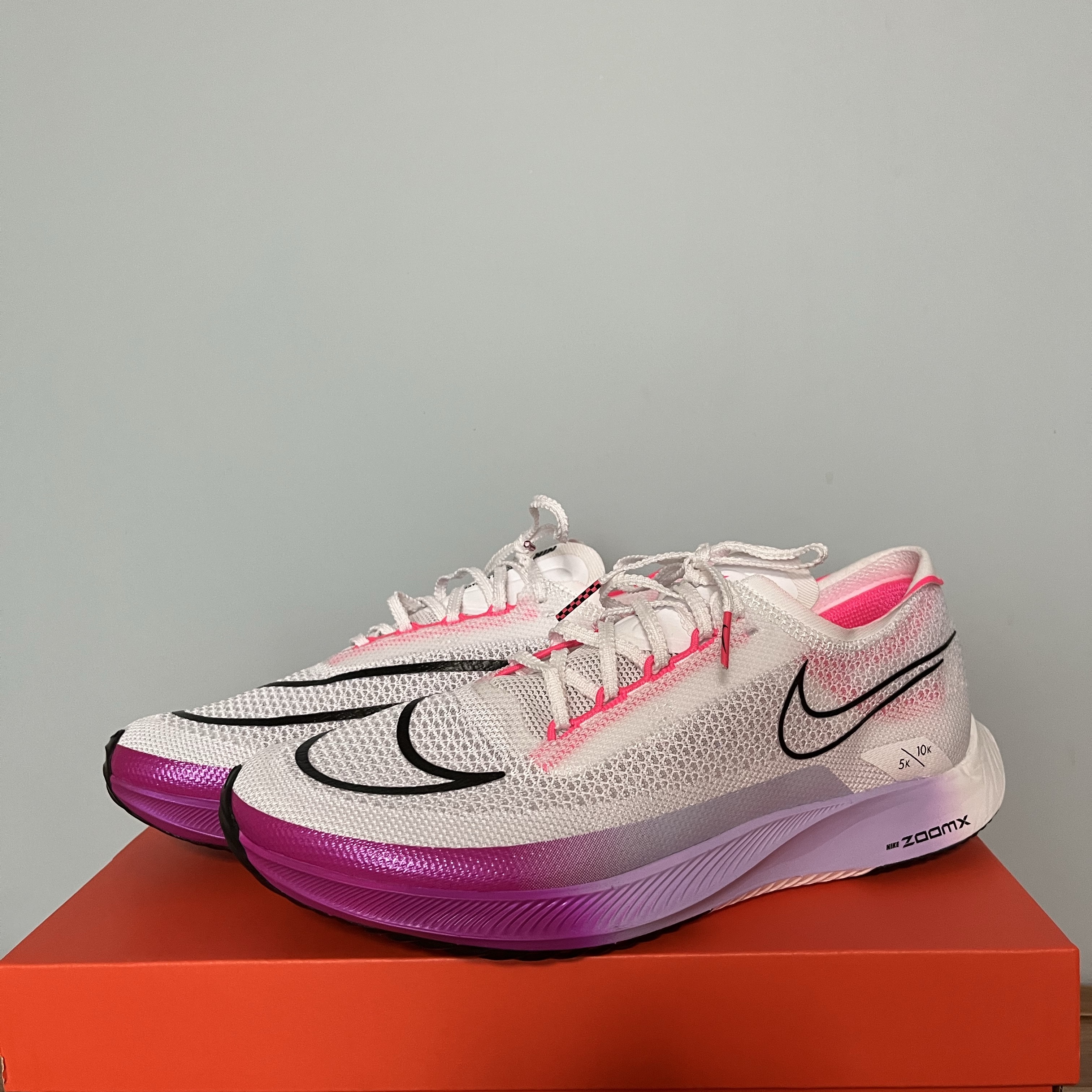 Nike ZoomX Streakfly White Vivid Graffe 착용 스타일 - 3