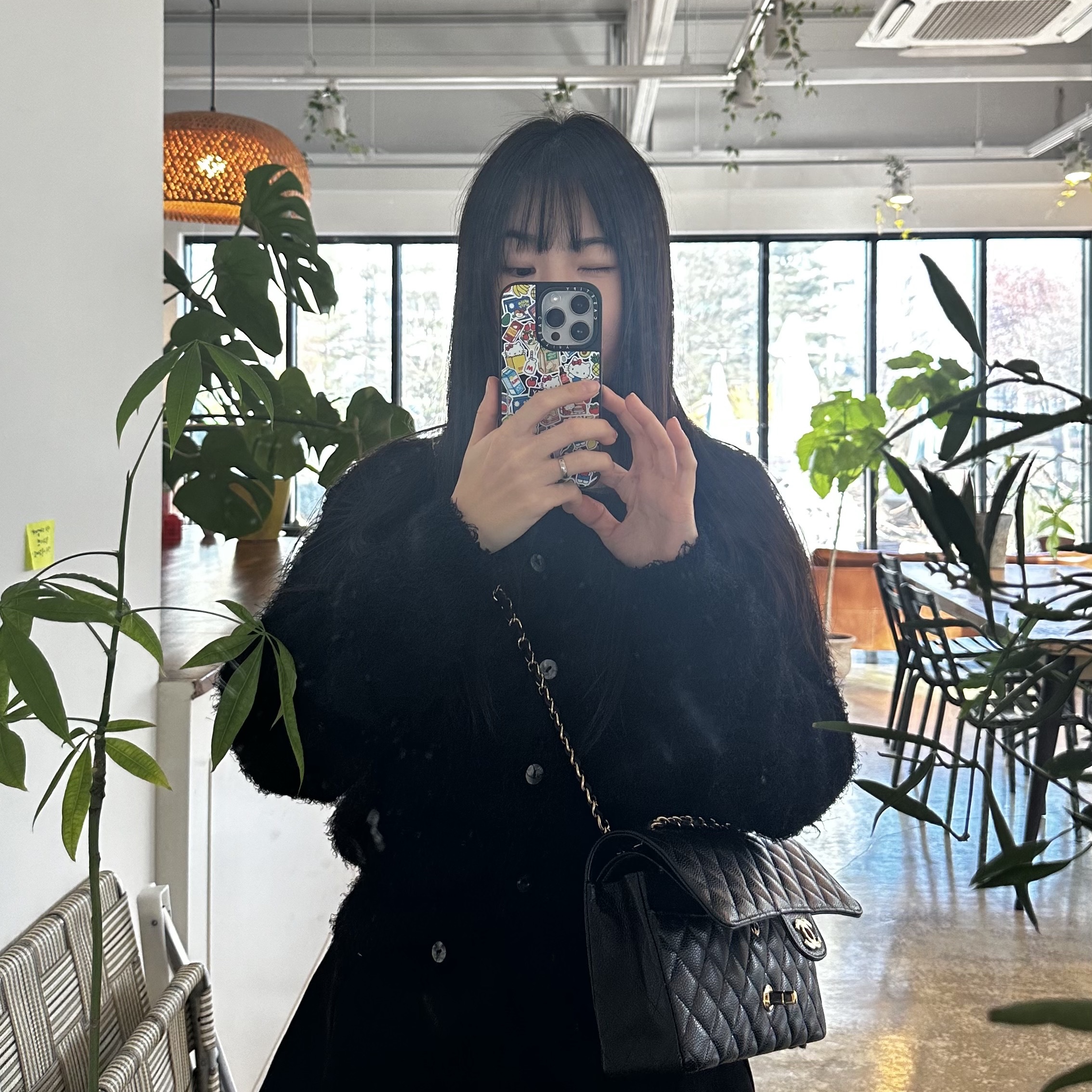 Chanel Medium Classic Handbag Grained Calfskin & Gold Black 착용 스타일
