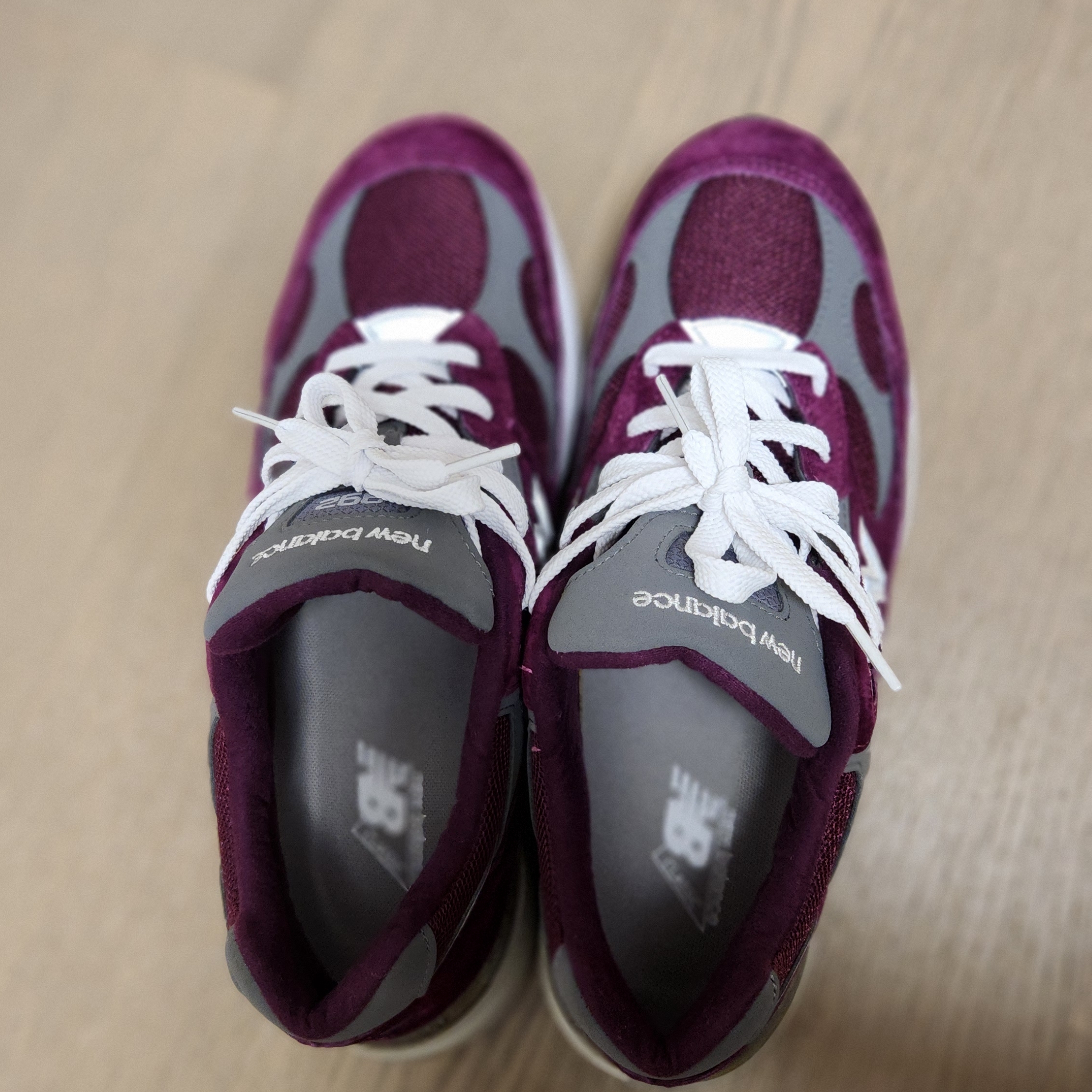 New Balance 992 Made in USA Maroon 착용 스타일 - 3
