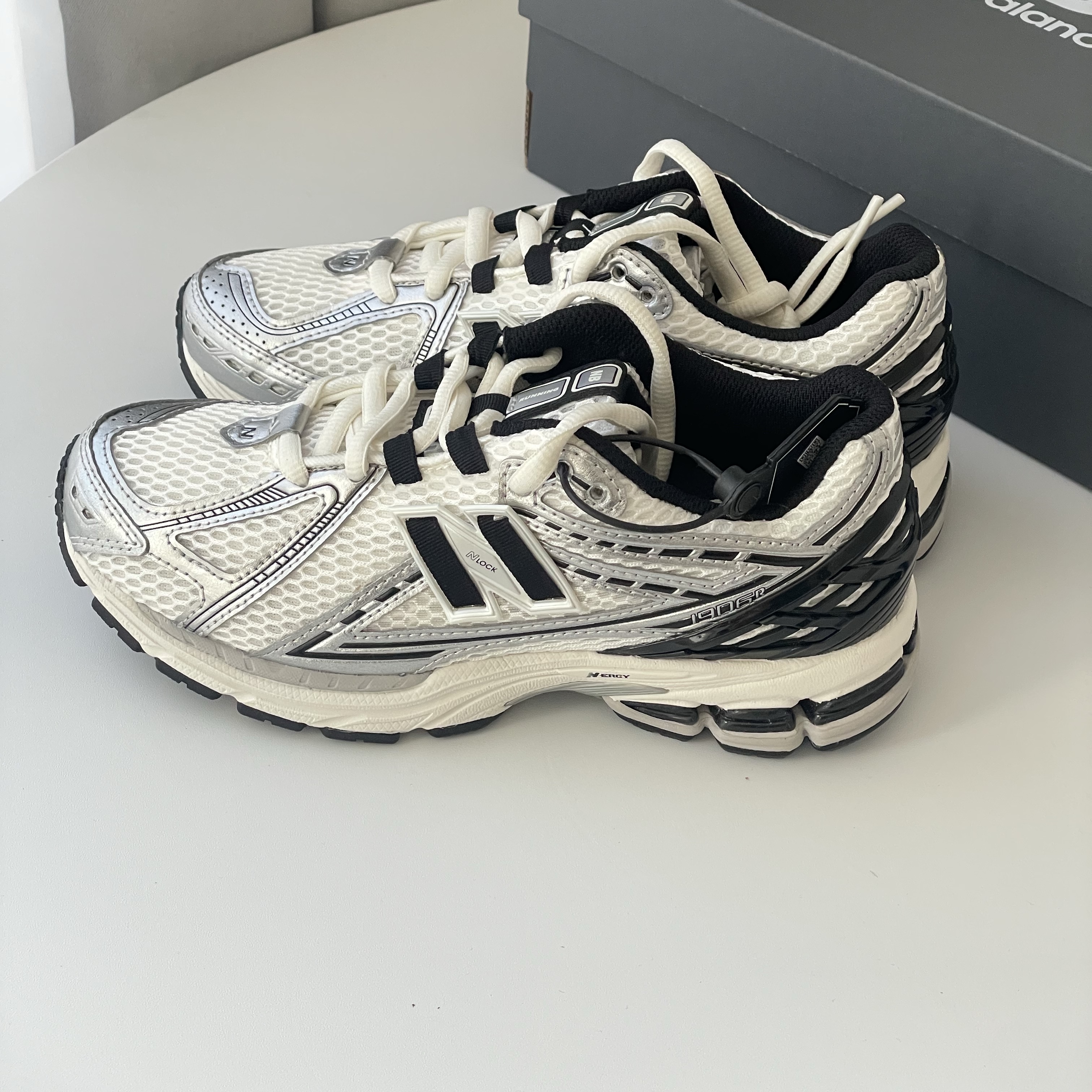 New Balance 1906R Silver Metallic Black 착용 스타일 - 4