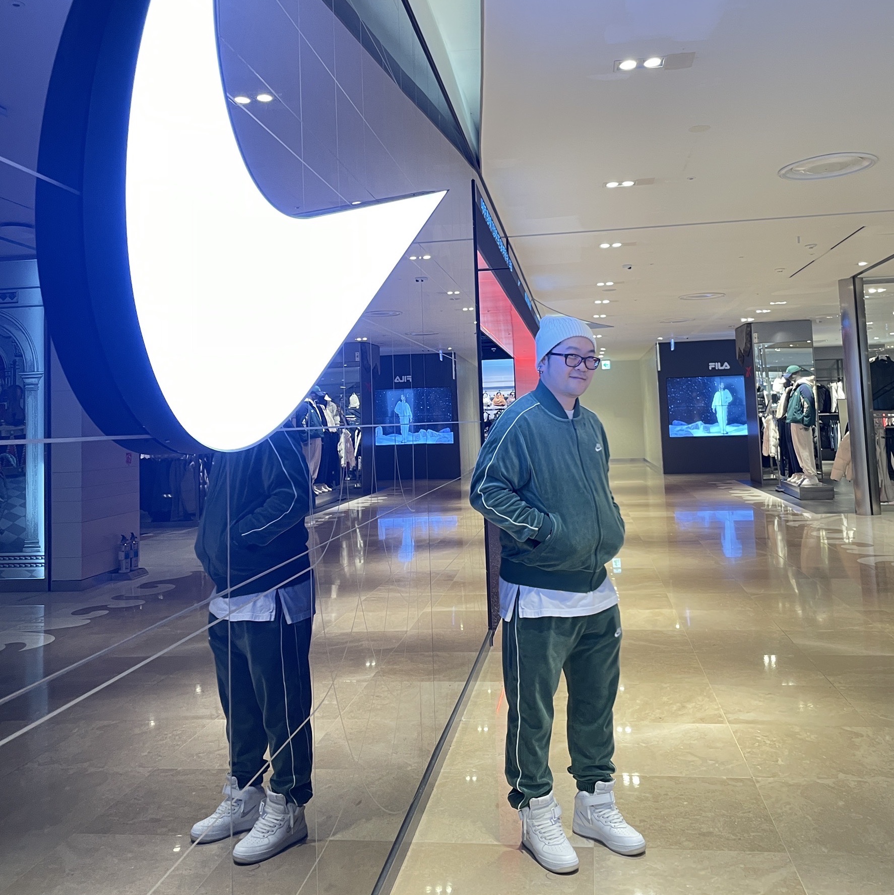 Nike NSW Club Velour Trousers Fir - US/EU, Nike Air Force 1 Mid '07 Color of the Month Summit White 착용 스타일 - 3