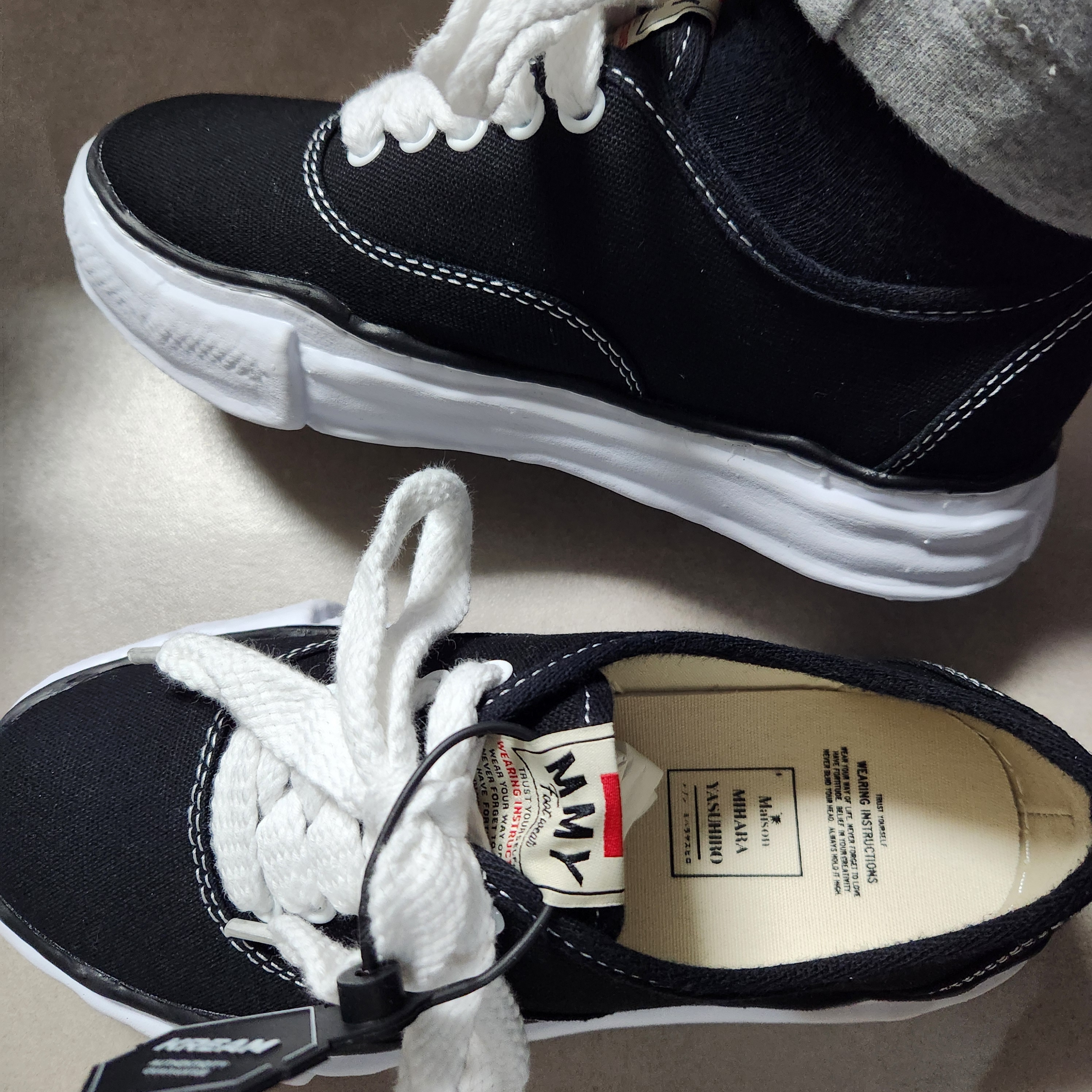 Maison Mihara Yasuhiro Baker OG Sole Canvas Low Cut Sneakers Black 착용 스타일